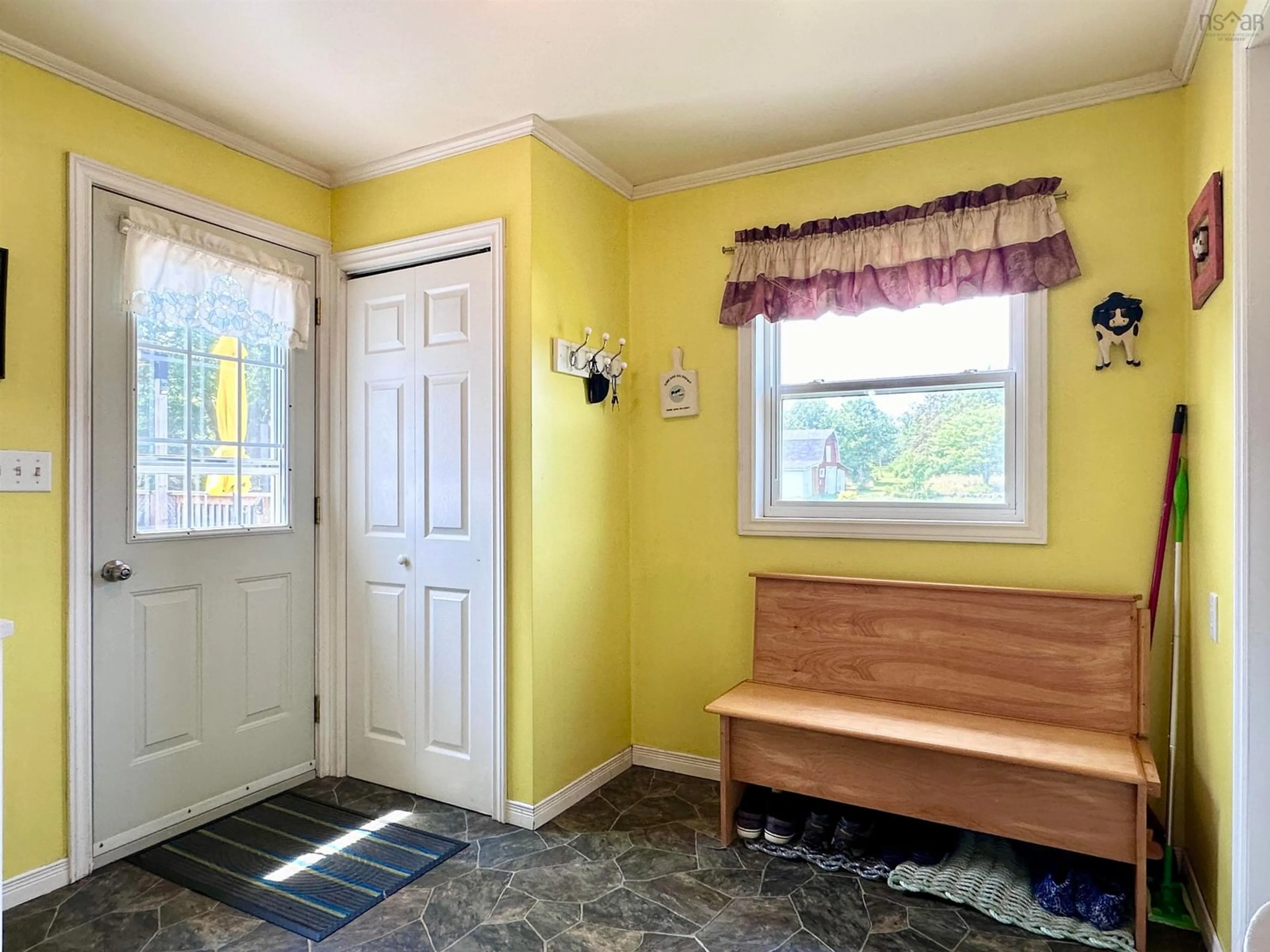 Indoor entryway for 385 Brighton Rd, Lockeport Nova Scotia B0T 1L0