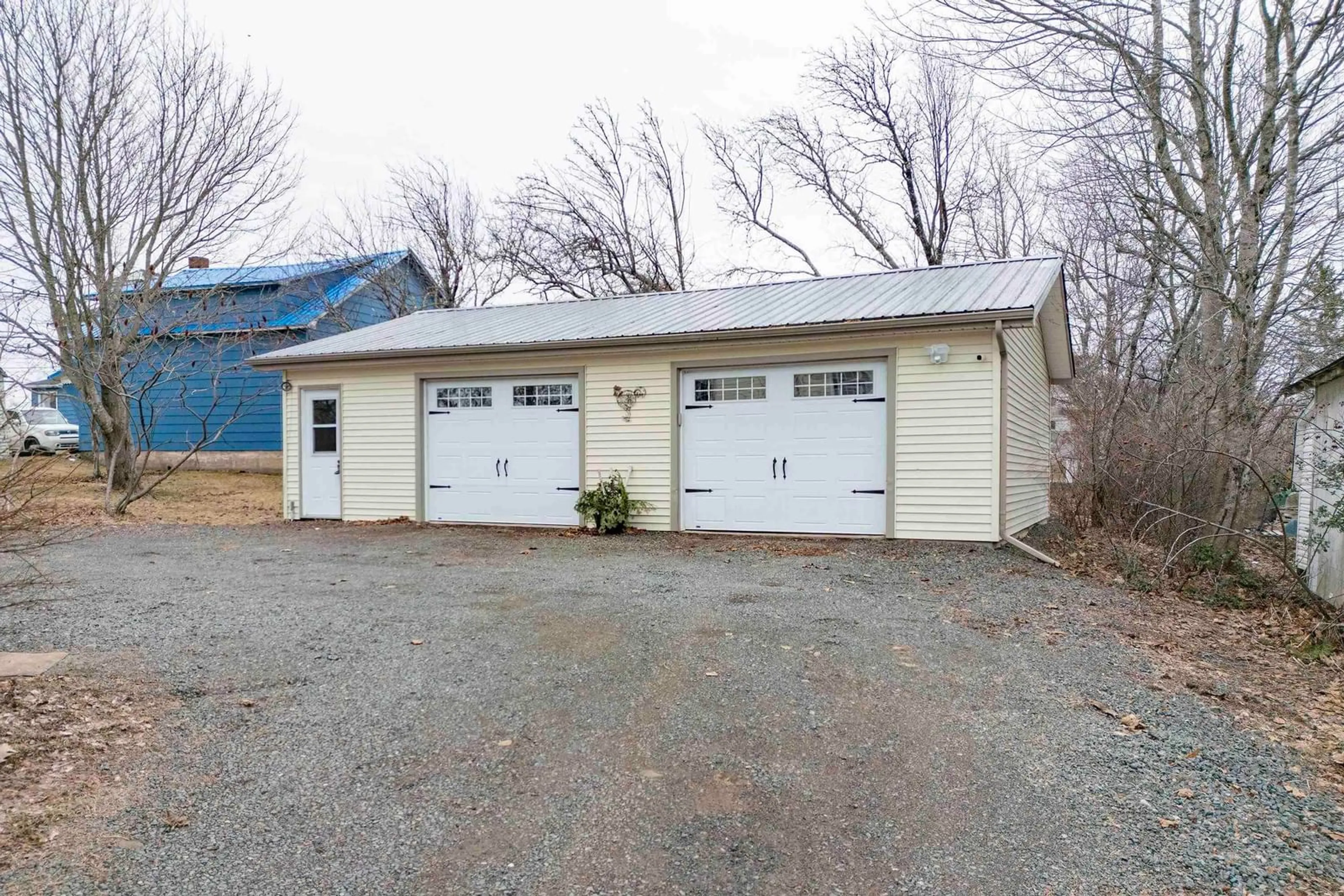 Indoor garage for 139 Main St, Springhill Nova Scotia B0M 1X0