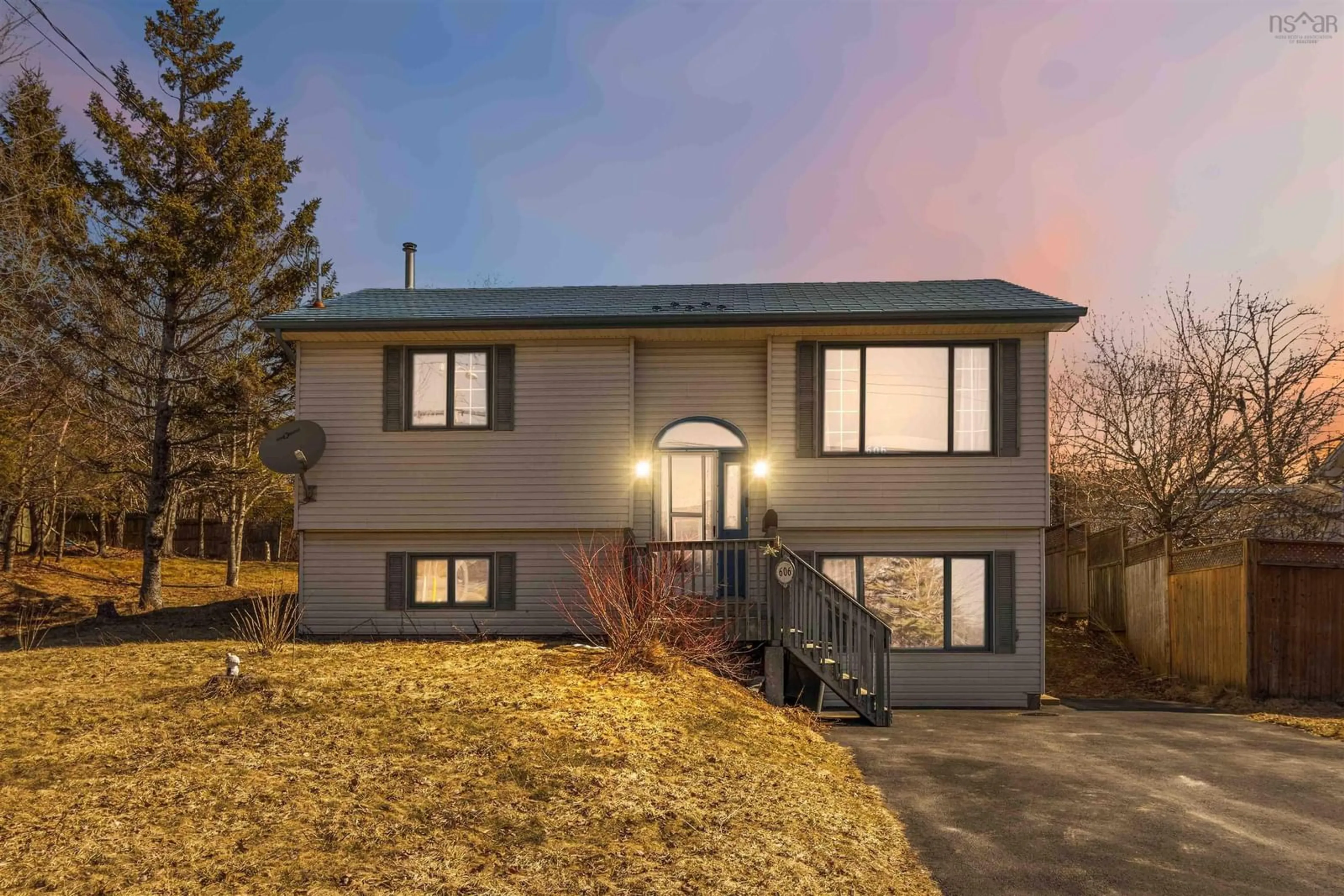 Home with vinyl exterior material, street for 606 Caldwell Road, Cole Harbour Nova Scotia B2V 2S8