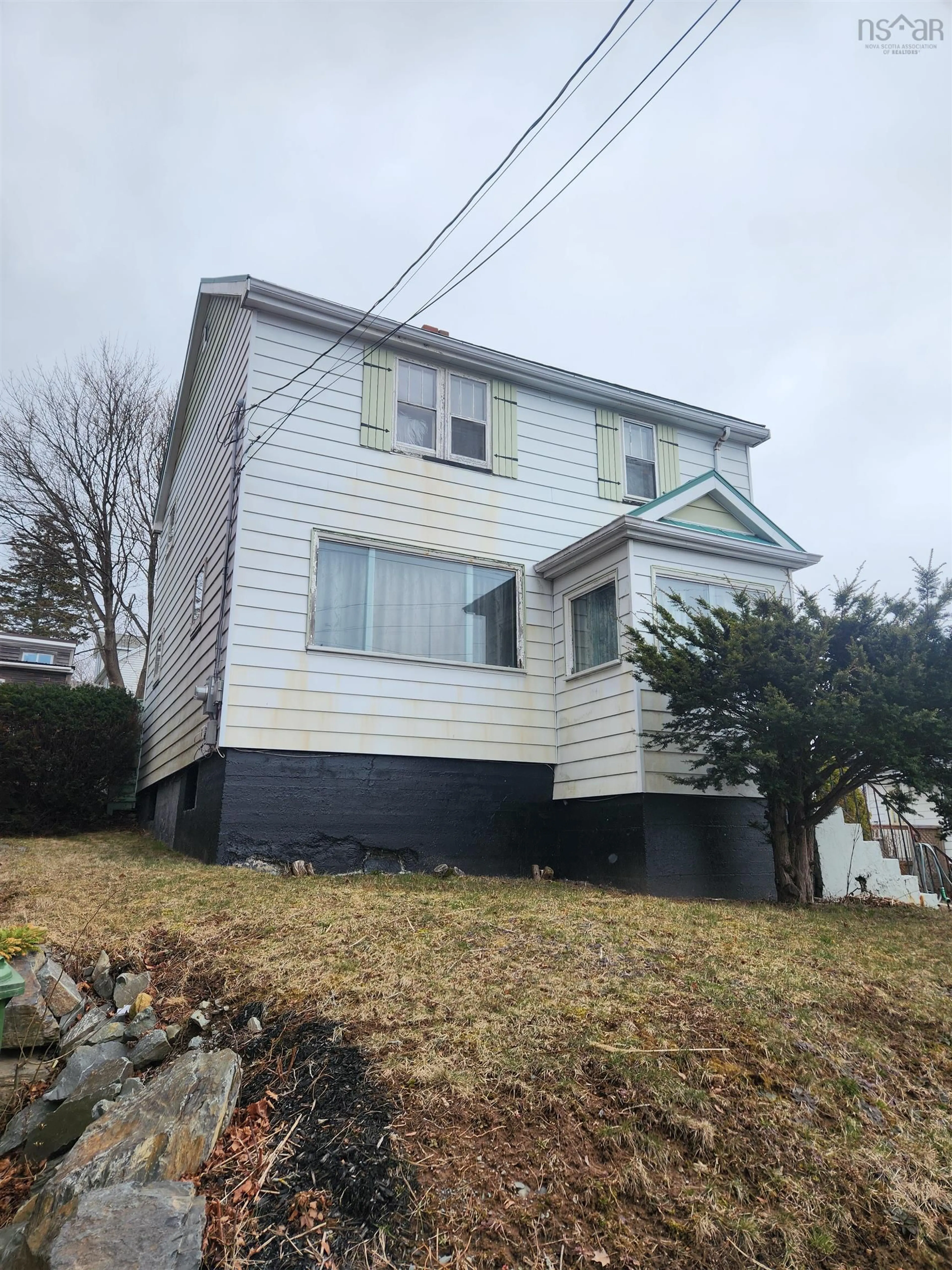 Home with vinyl exterior material, building for 3675 Memorial Dr, Halifax Nova Scotia B3K 5A3