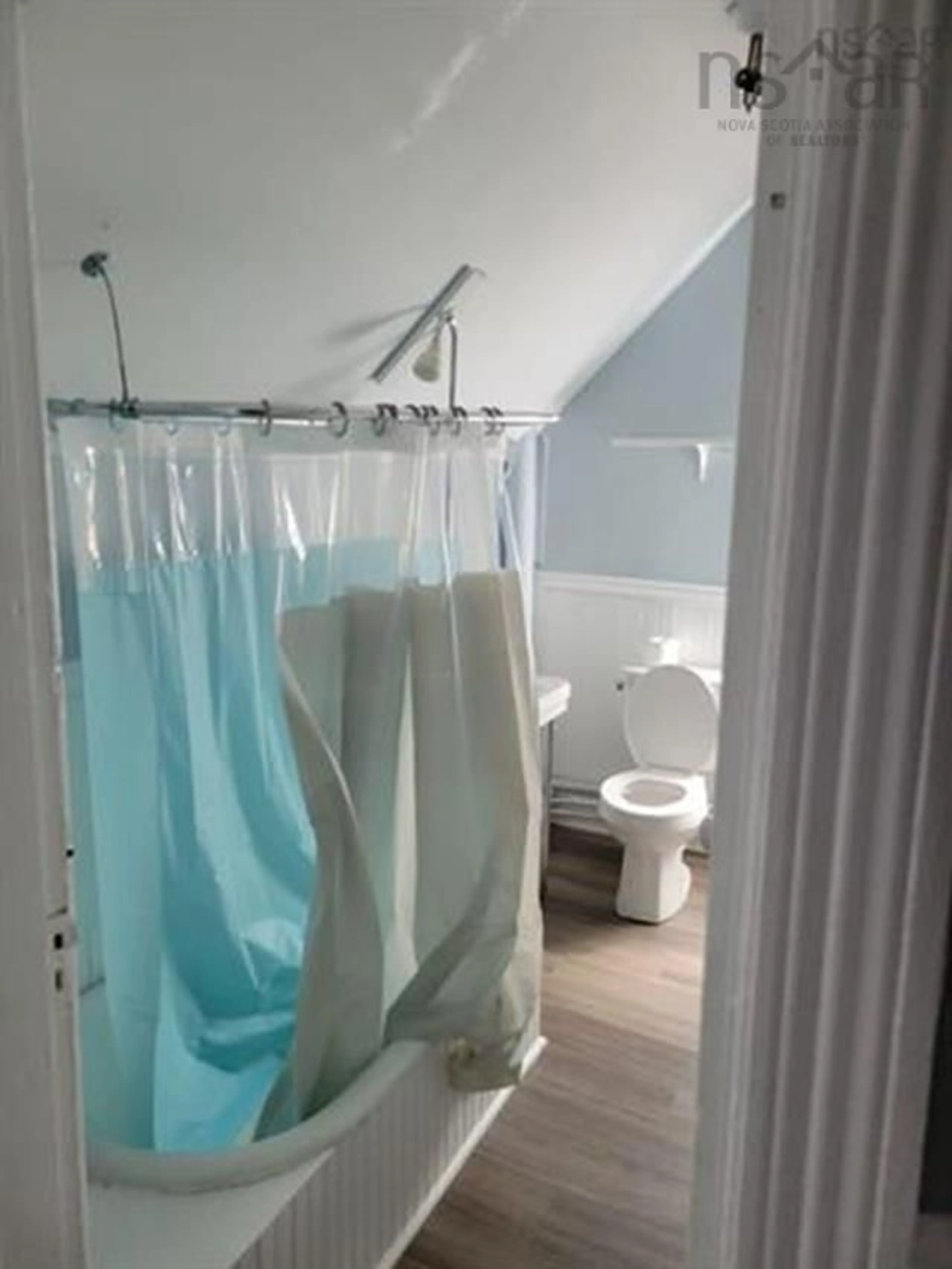 Standard bathroom, floor is not visible for 428 George St, Sydney Nova Scotia B1P 1K3