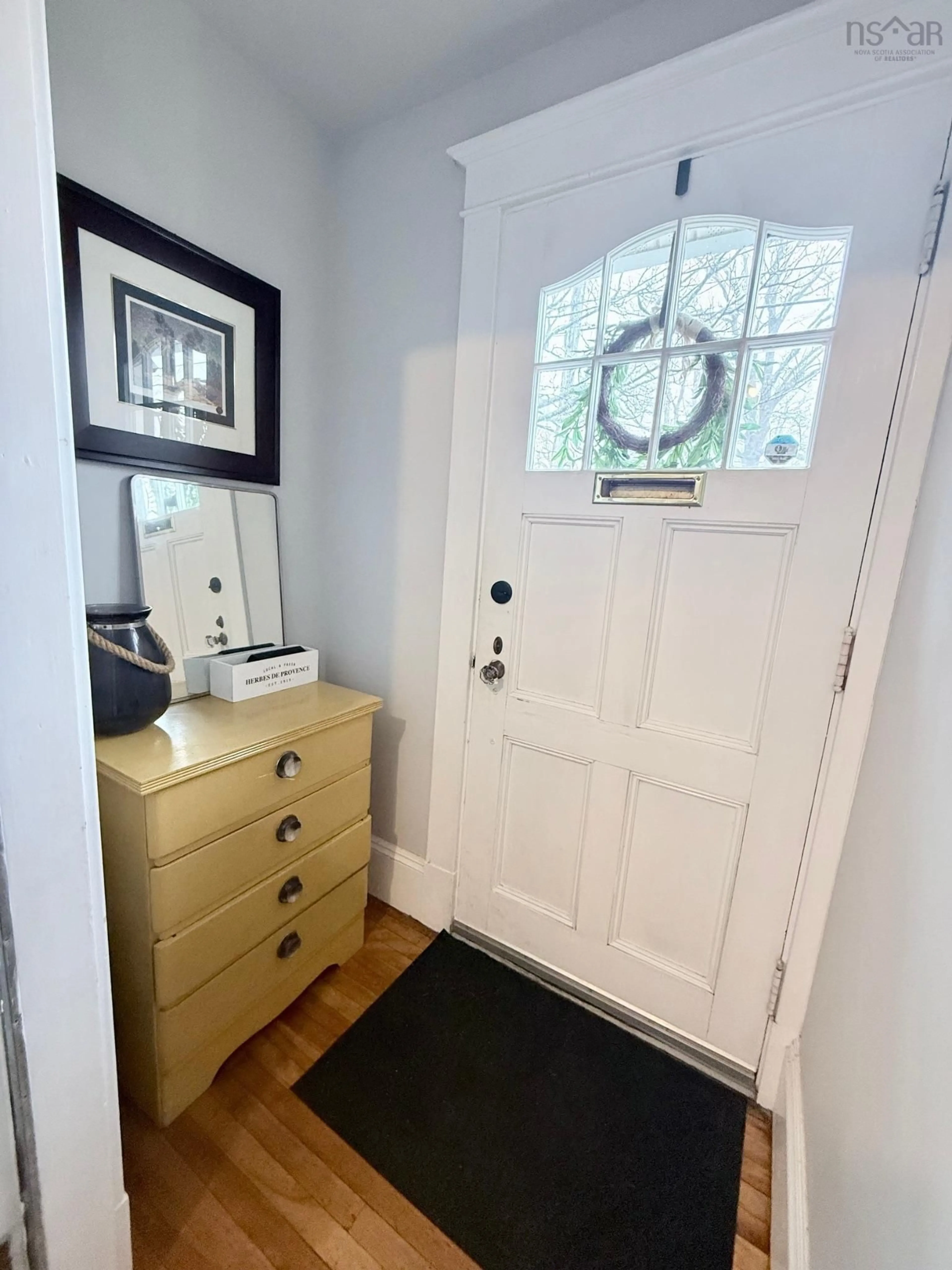 Indoor entryway for 54 William St, Yarmouth Nova Scotia B5A 1Y5