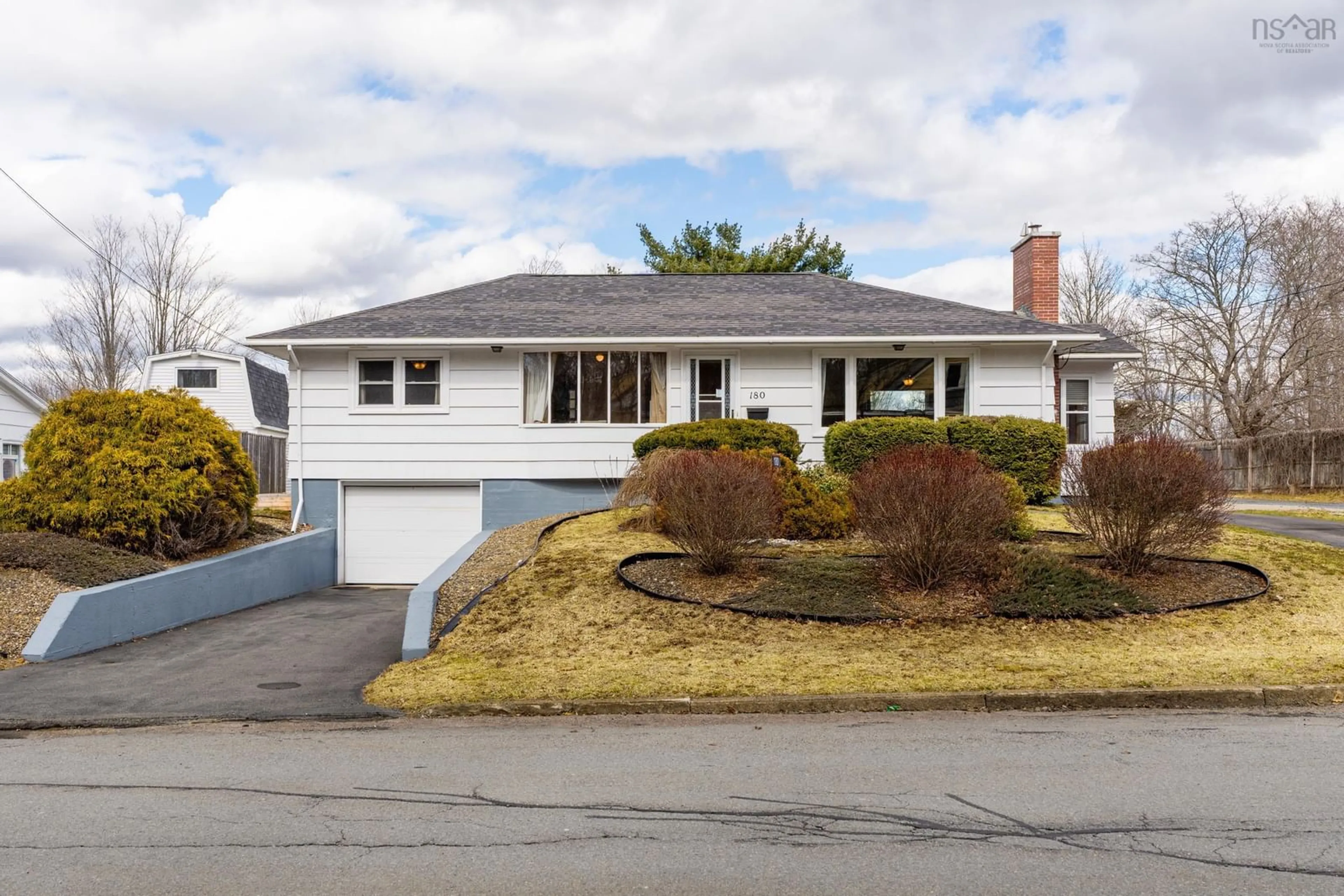 Home with vinyl exterior material, street for 180 Queen St, Bridgewater Nova Scotia B4V 1P6