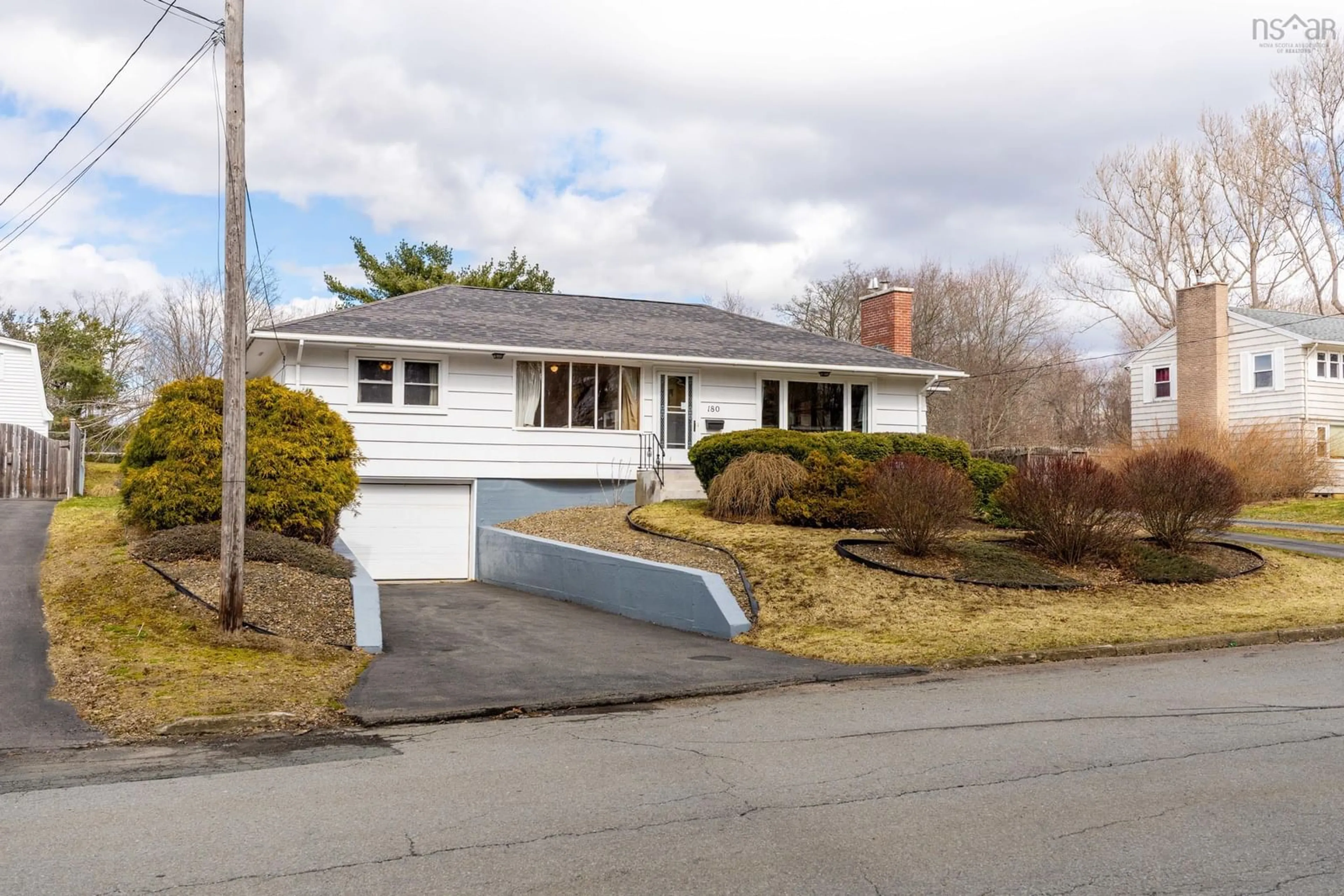 Home with vinyl exterior material, street for 180 Queen St, Bridgewater Nova Scotia B4V 1P6