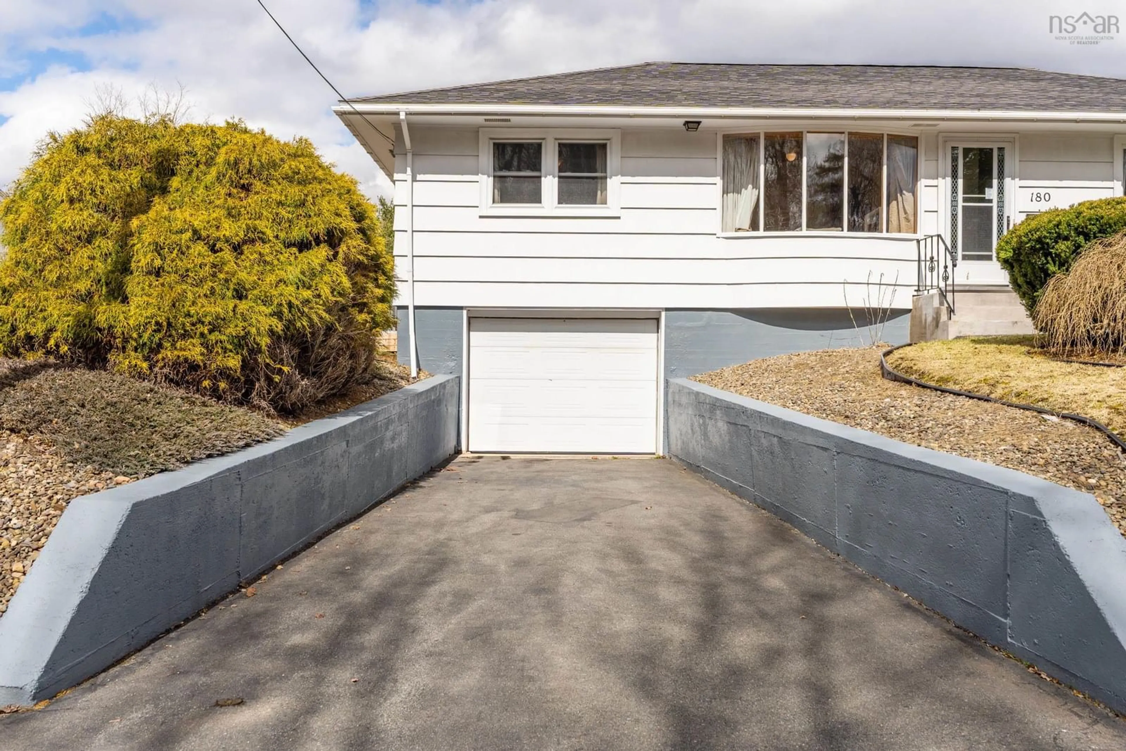 Home with vinyl exterior material, street for 180 Queen St, Bridgewater Nova Scotia B4V 1P6