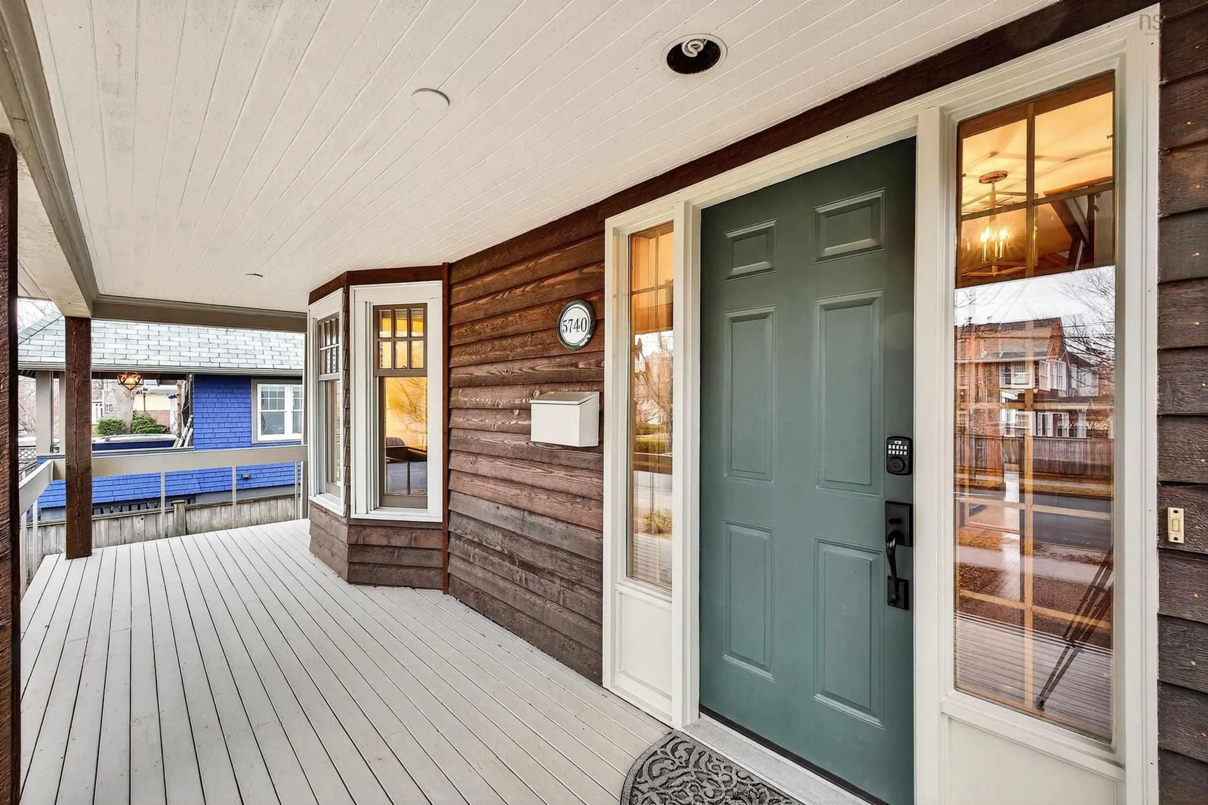 Indoor entryway for 5740 Atlantic St, Halifax Nova Scotia B3H 1G9