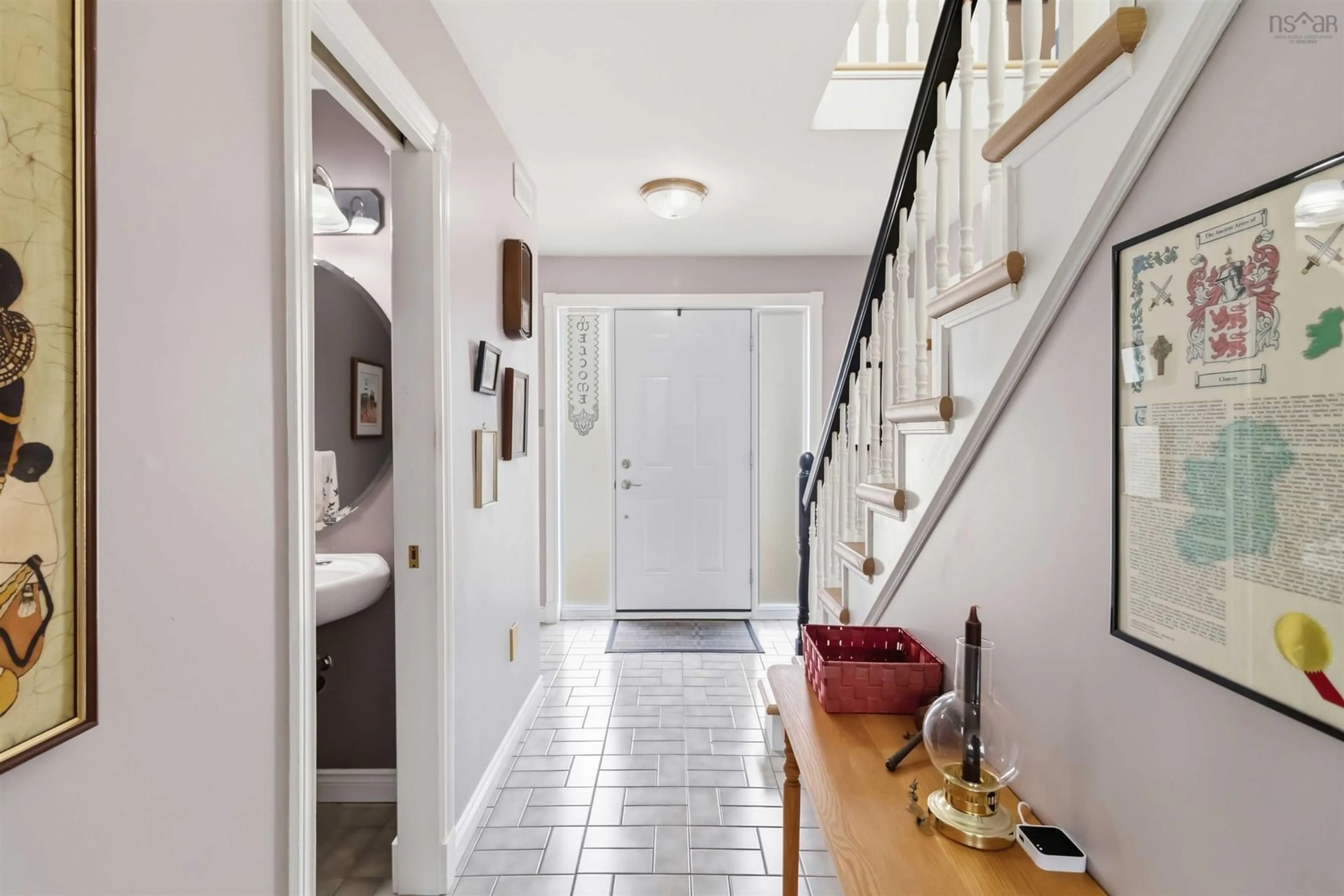 Indoor entryway for 198 Cresthaven Dr, Halifax Nova Scotia B3M 4B4