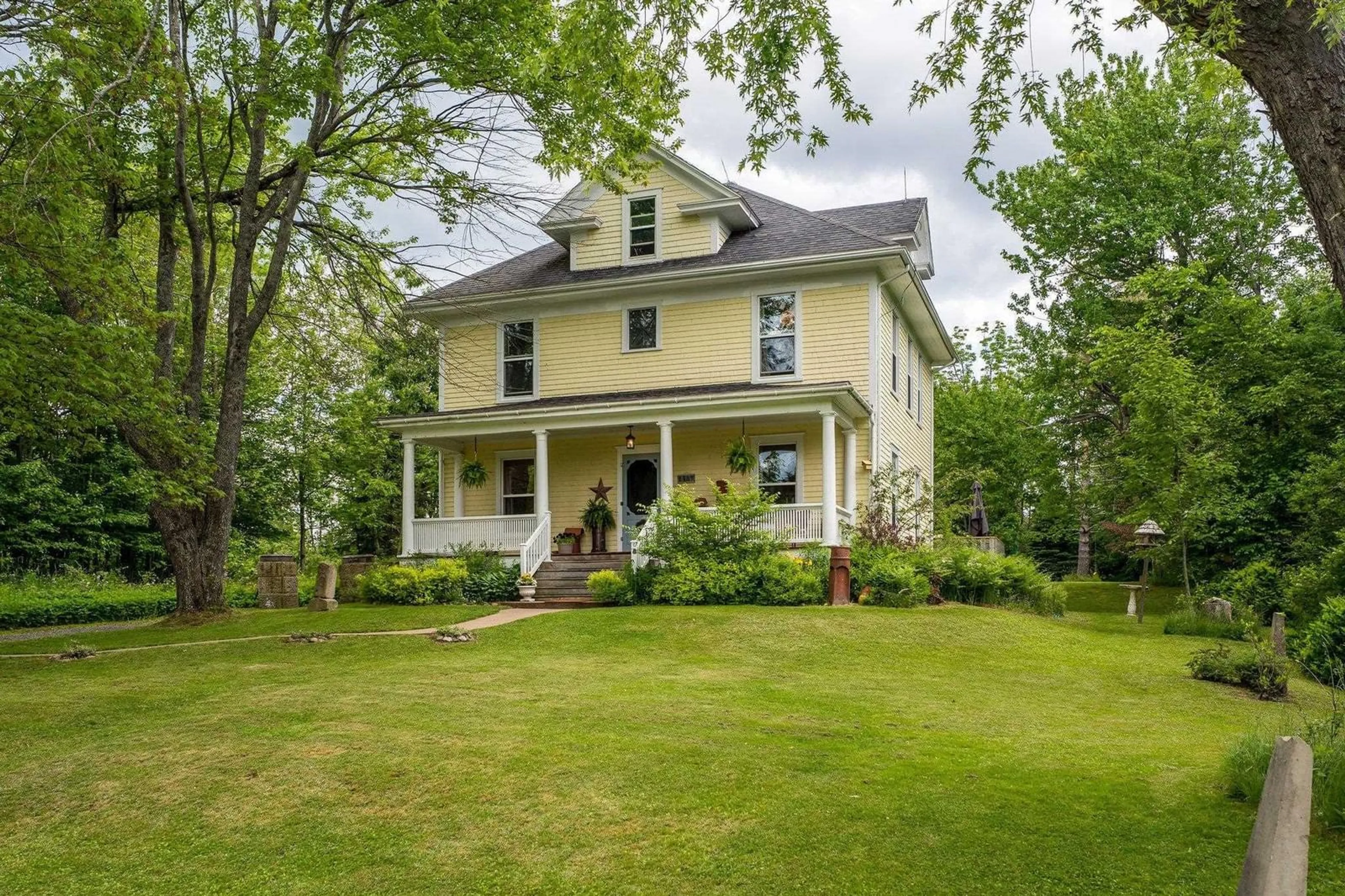 Home with vinyl exterior material, street for 118 Patterson St, Pictou Nova Scotia B0K 1H0
