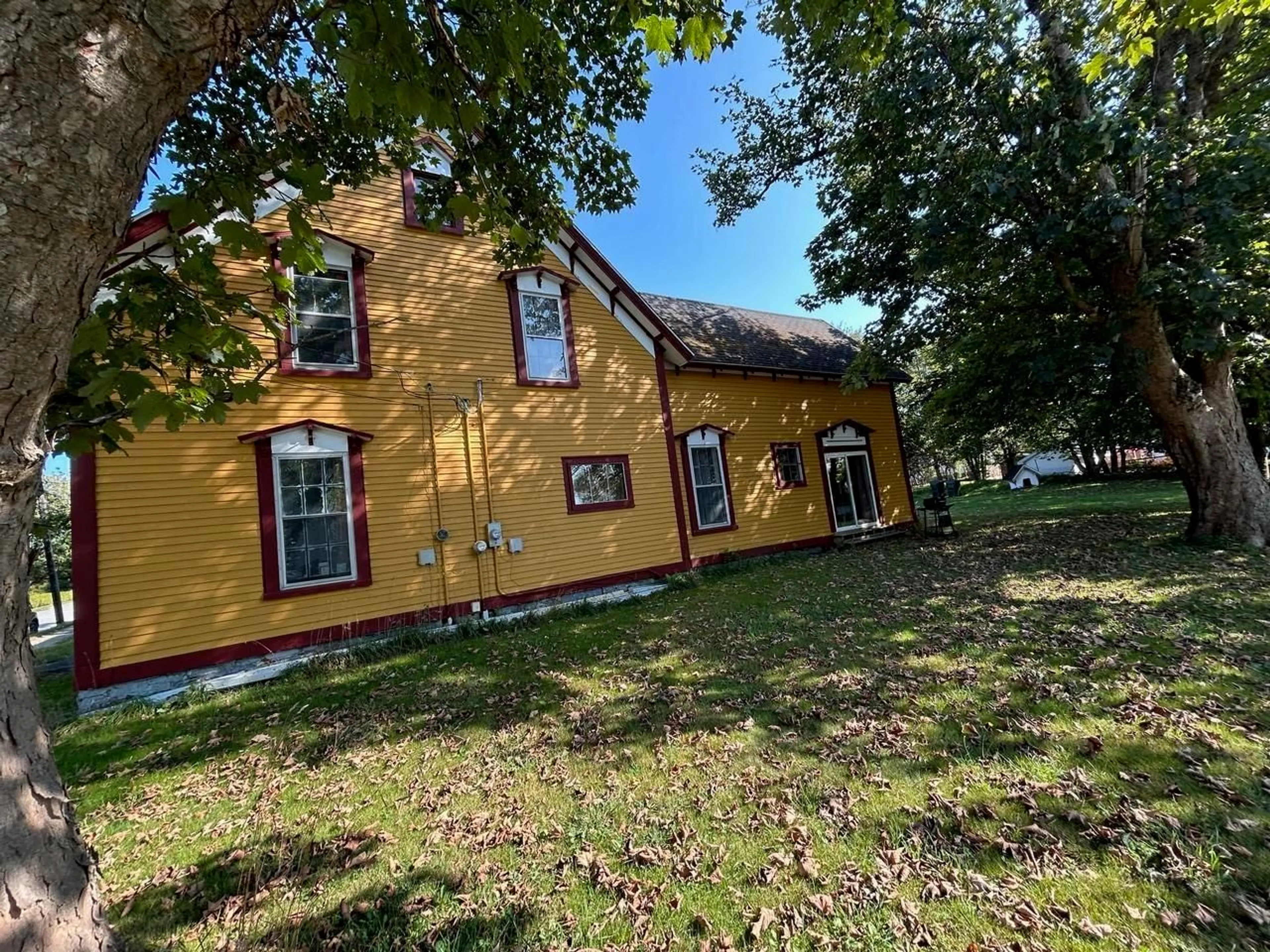A pic from outside/outdoor area/front of a property/back of a property/a pic from drone, building for 9 Elm St, Yarmouth Nova Scotia B5A 2P6
