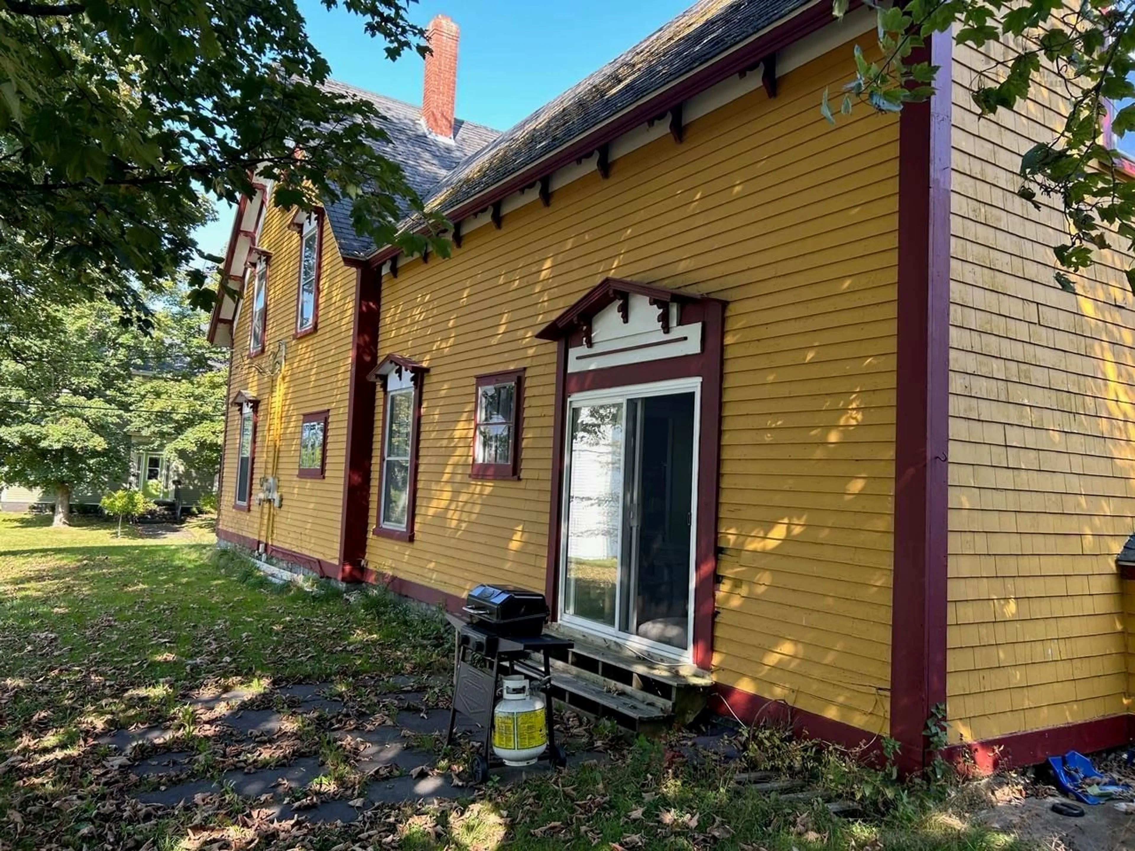 A pic from outside/outdoor area/front of a property/back of a property/a pic from drone, street for 9 Elm St, Yarmouth Nova Scotia B5A 2P6