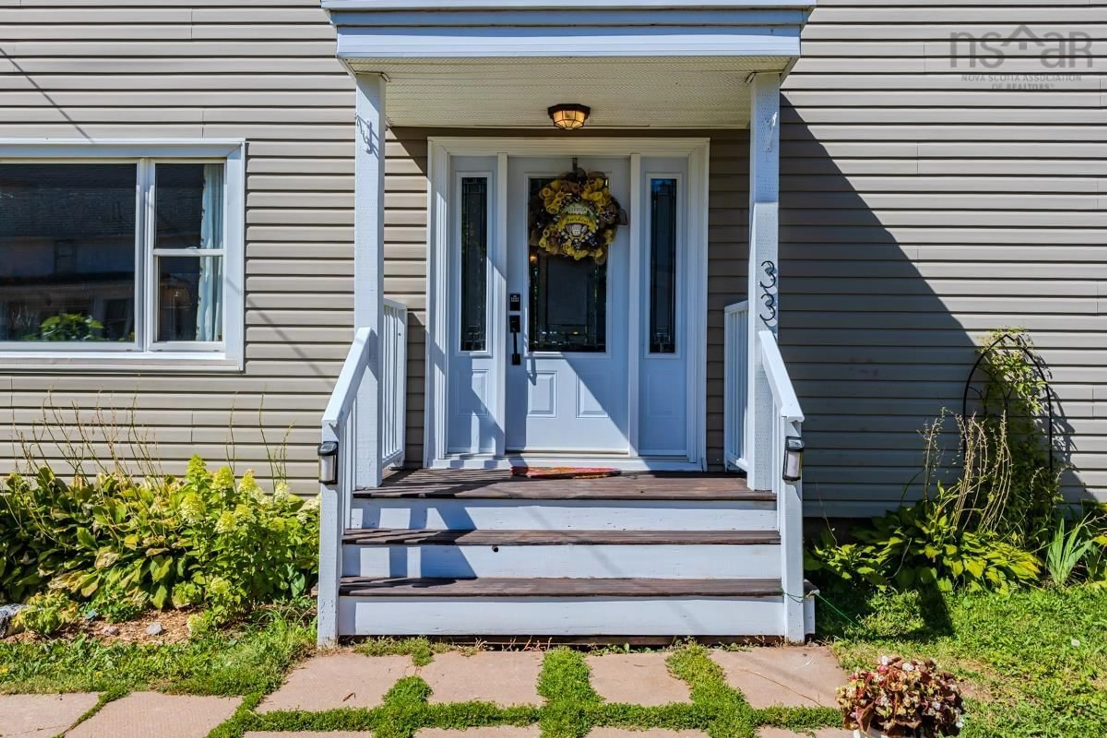 Indoor entryway for 33 Victoria St, Pugwash Nova Scotia B0K 1L0