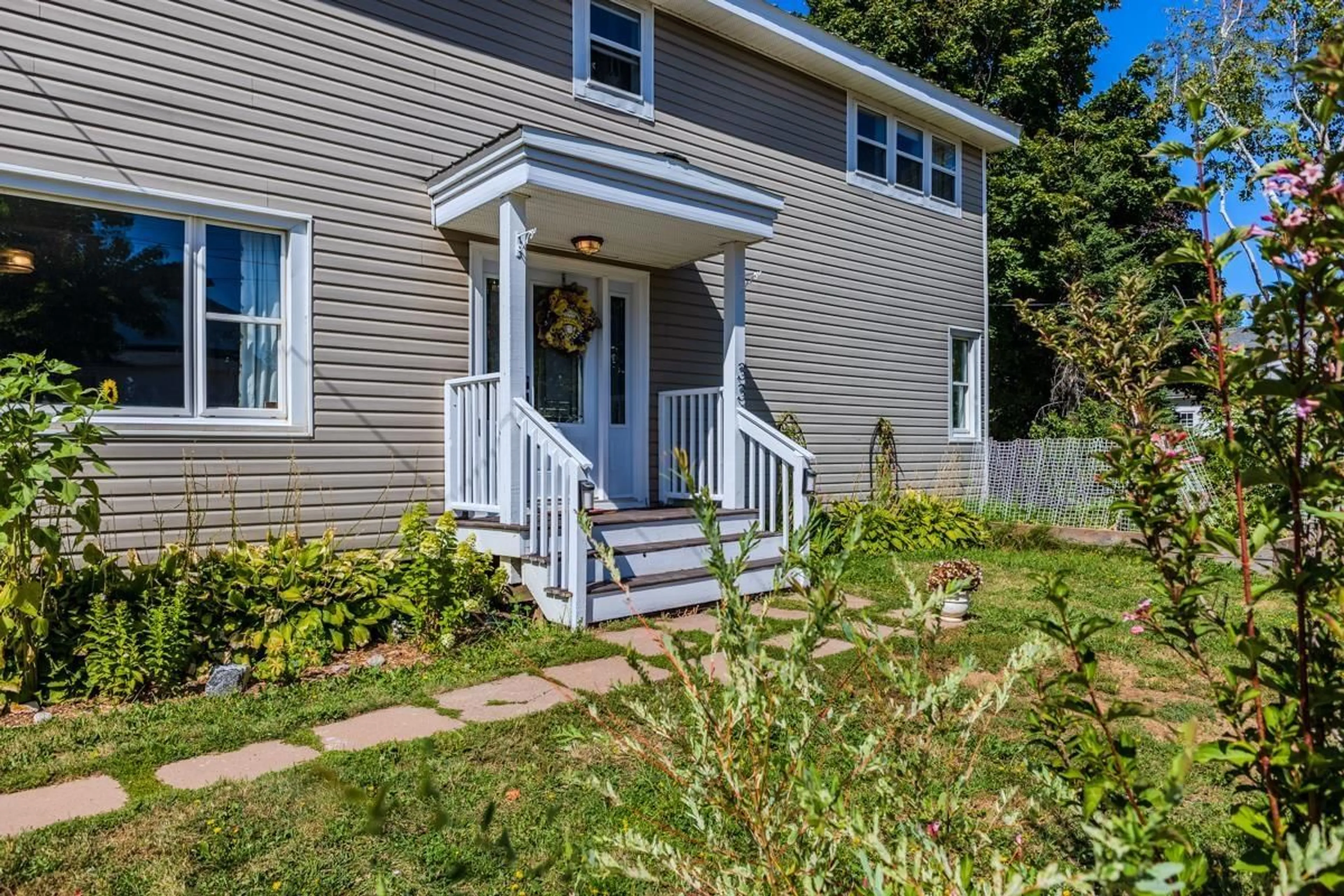 Home with vinyl exterior material, street for 33 Victoria St, Pugwash Nova Scotia B0K 1L0