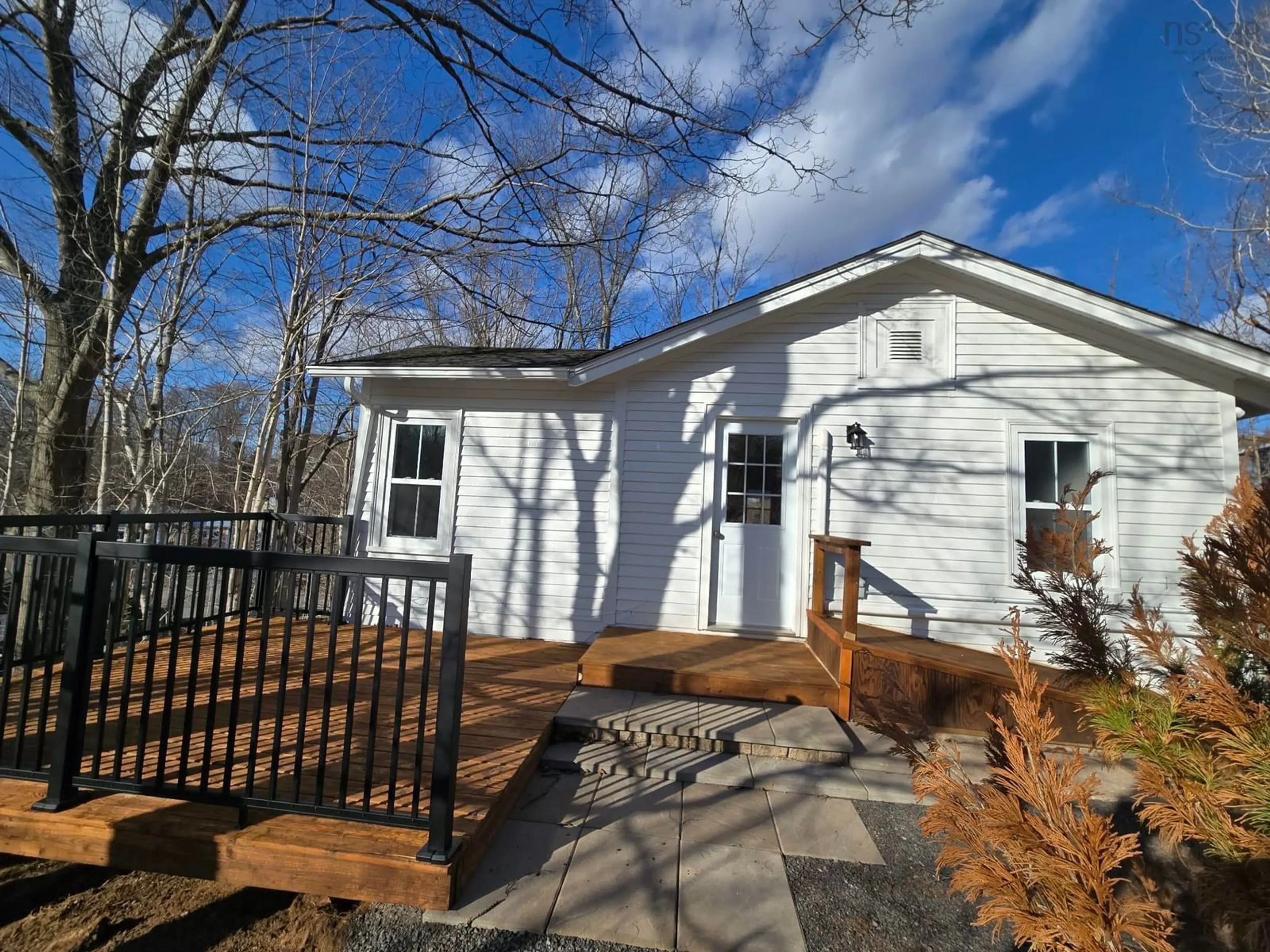 Home with vinyl exterior material, street for 41 Willow Ave, Wolfville Nova Scotia B4P 2G6