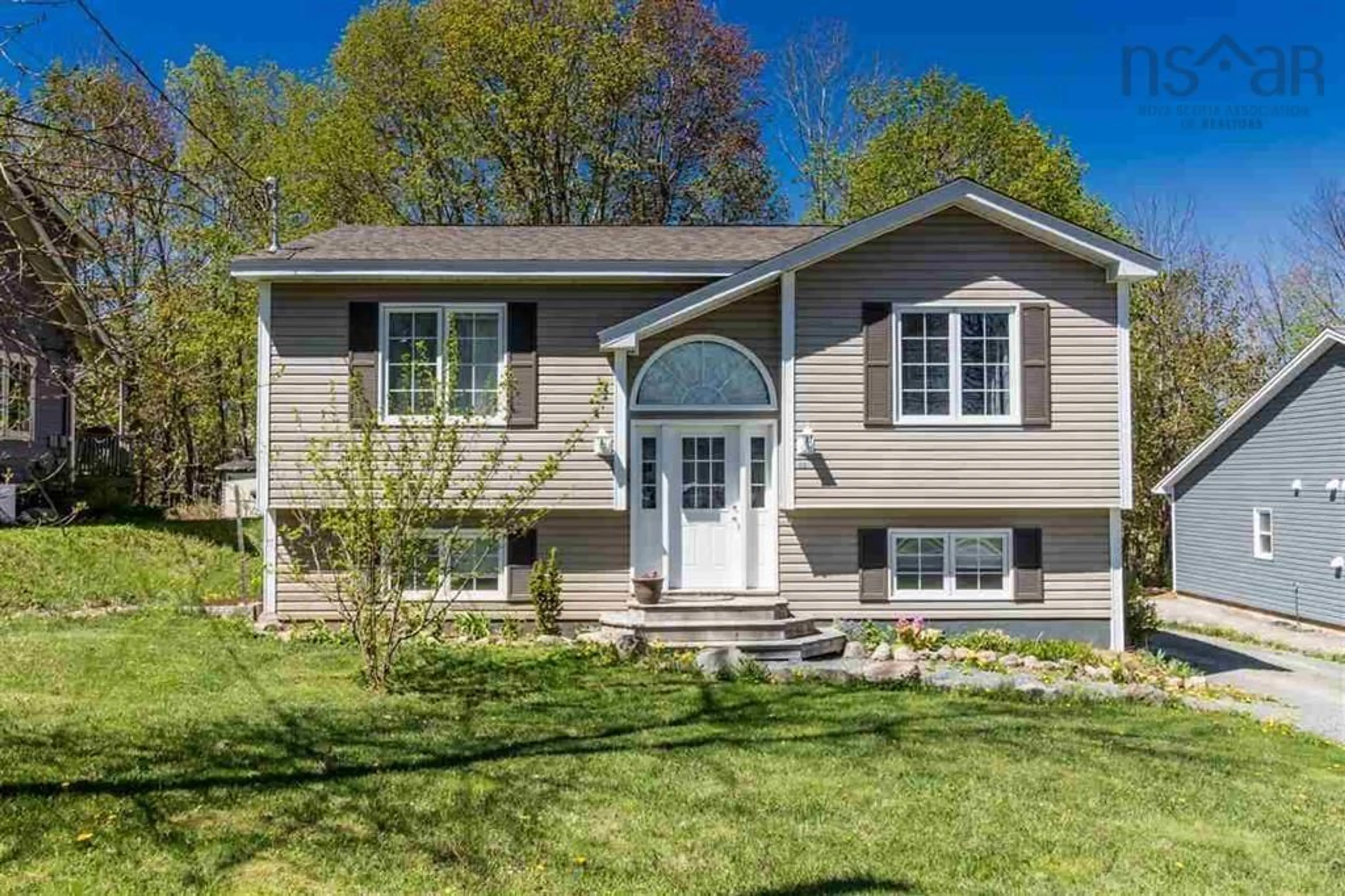 Home with vinyl exterior material, street for 26 Kent Ave, Wolfville Nova Scotia B4P 1V1