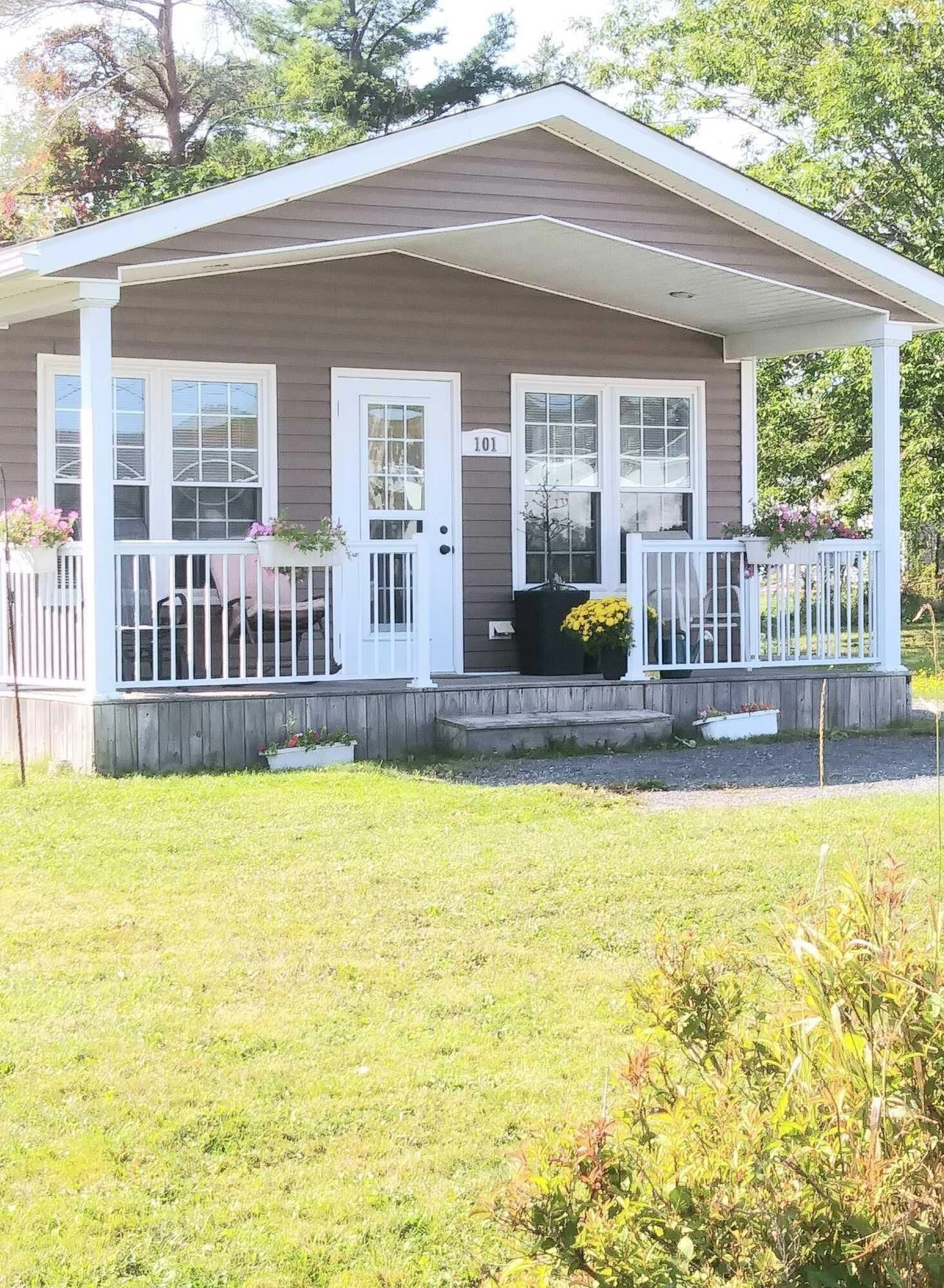 Home with vinyl exterior material, street for 101 Acadia Ave, Stellarton Nova Scotia B0K 1S0