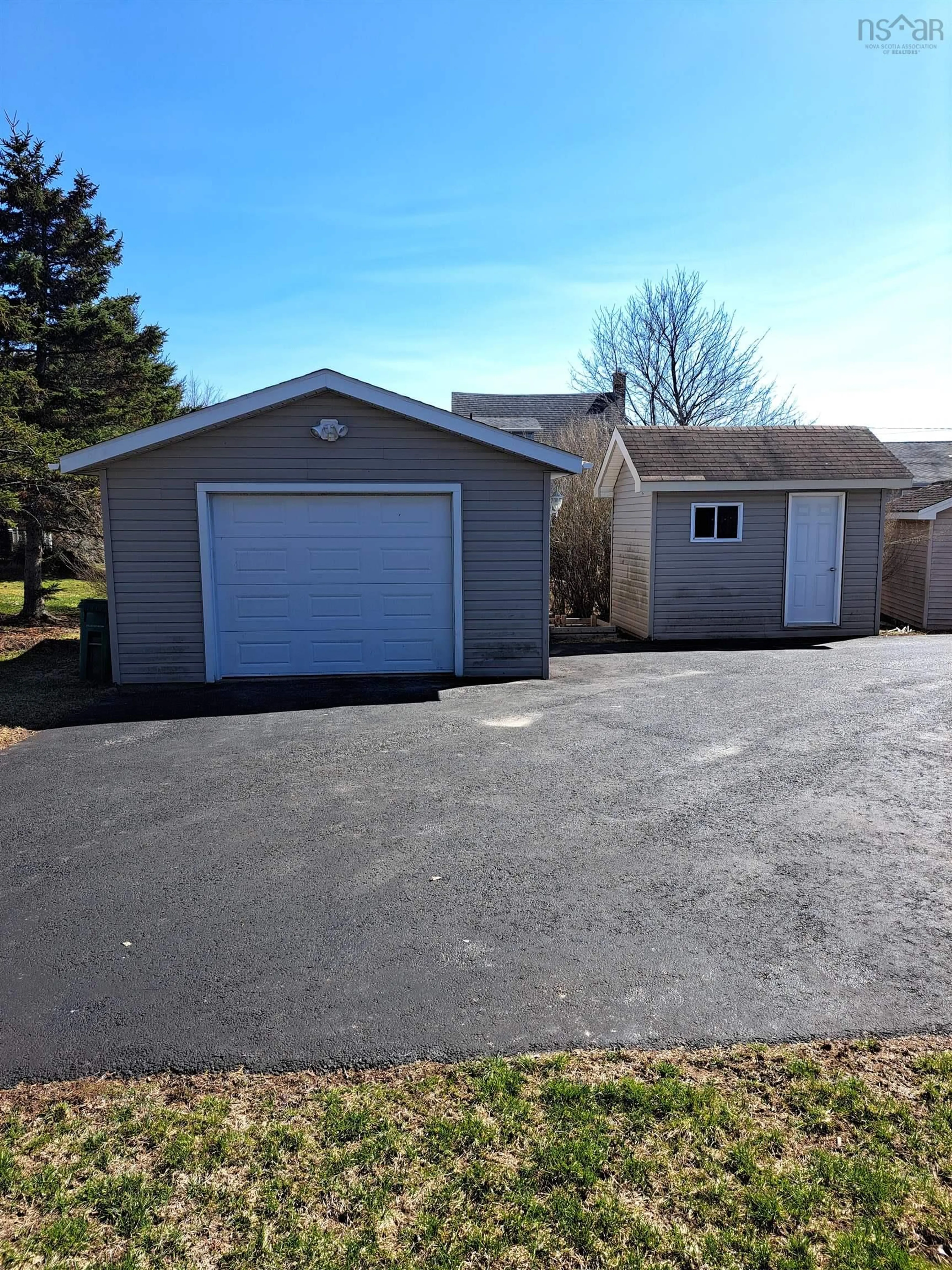 Indoor garage for 6 Kingsview Dr, Windsor Nova Scotia B0N 2T0