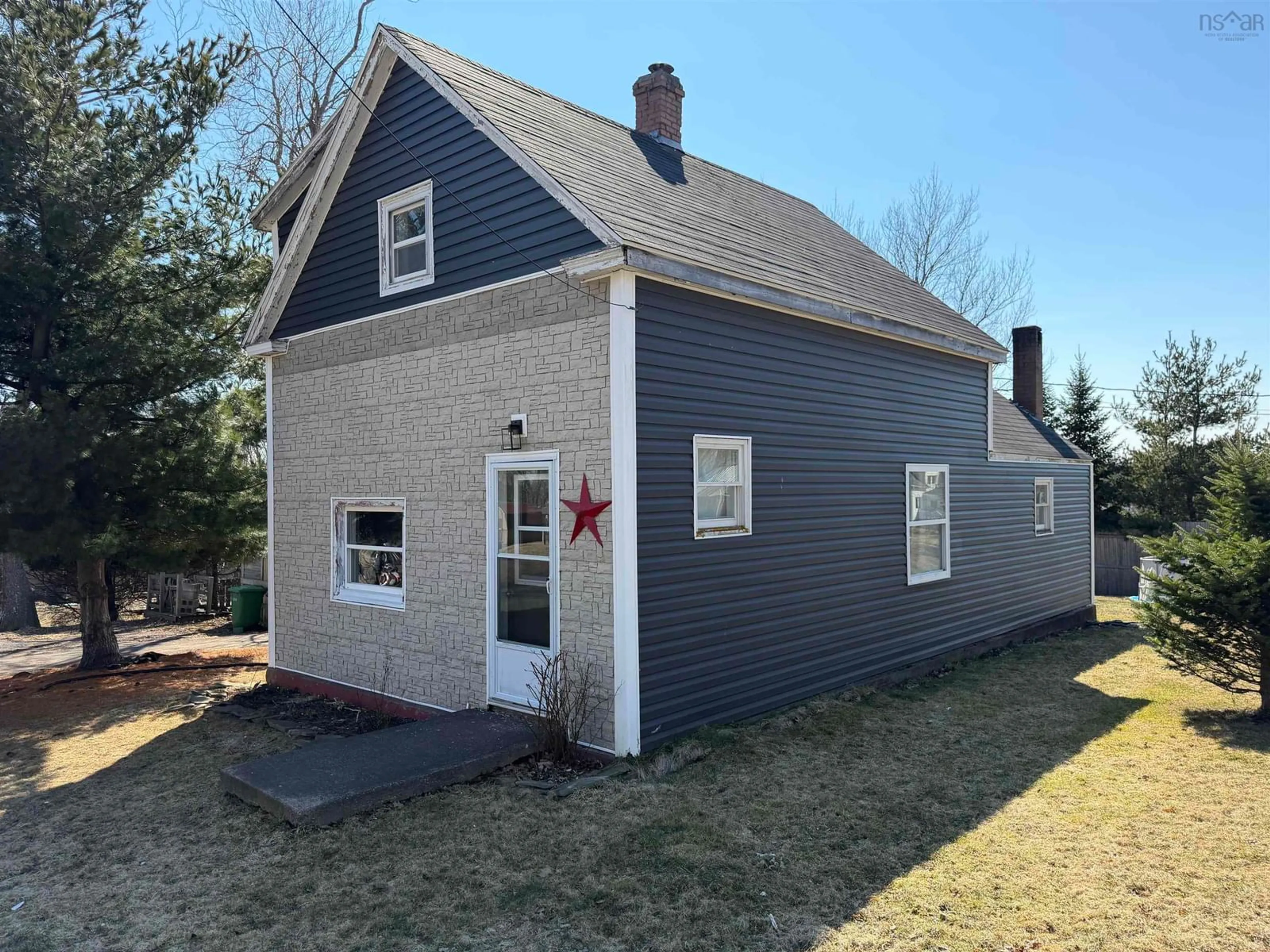 Home with vinyl exterior material, building for 71 Elliott St, Pictou Nova Scotia B0K 1H0