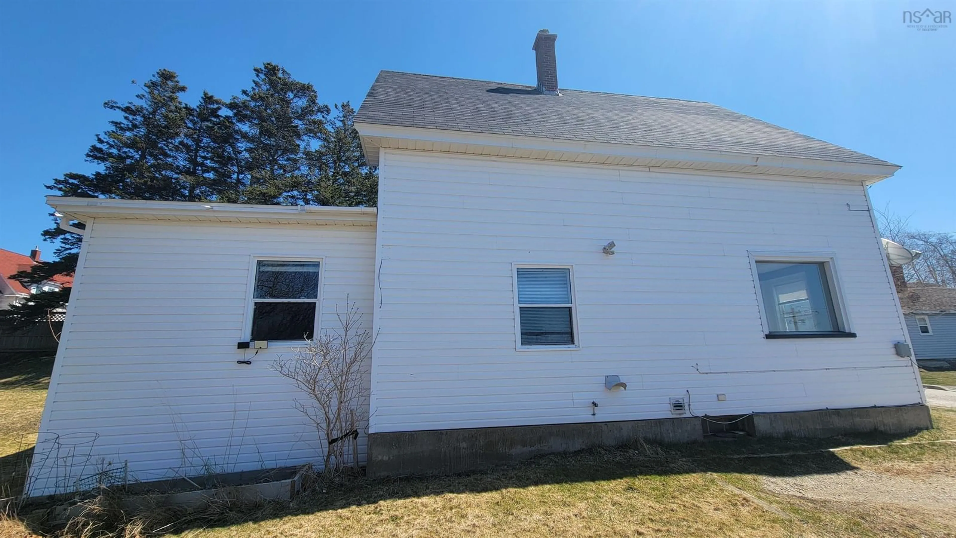 Home with vinyl exterior material, building for 2-4 Baker St, Yarmouth Nova Scotia B5A 2W7