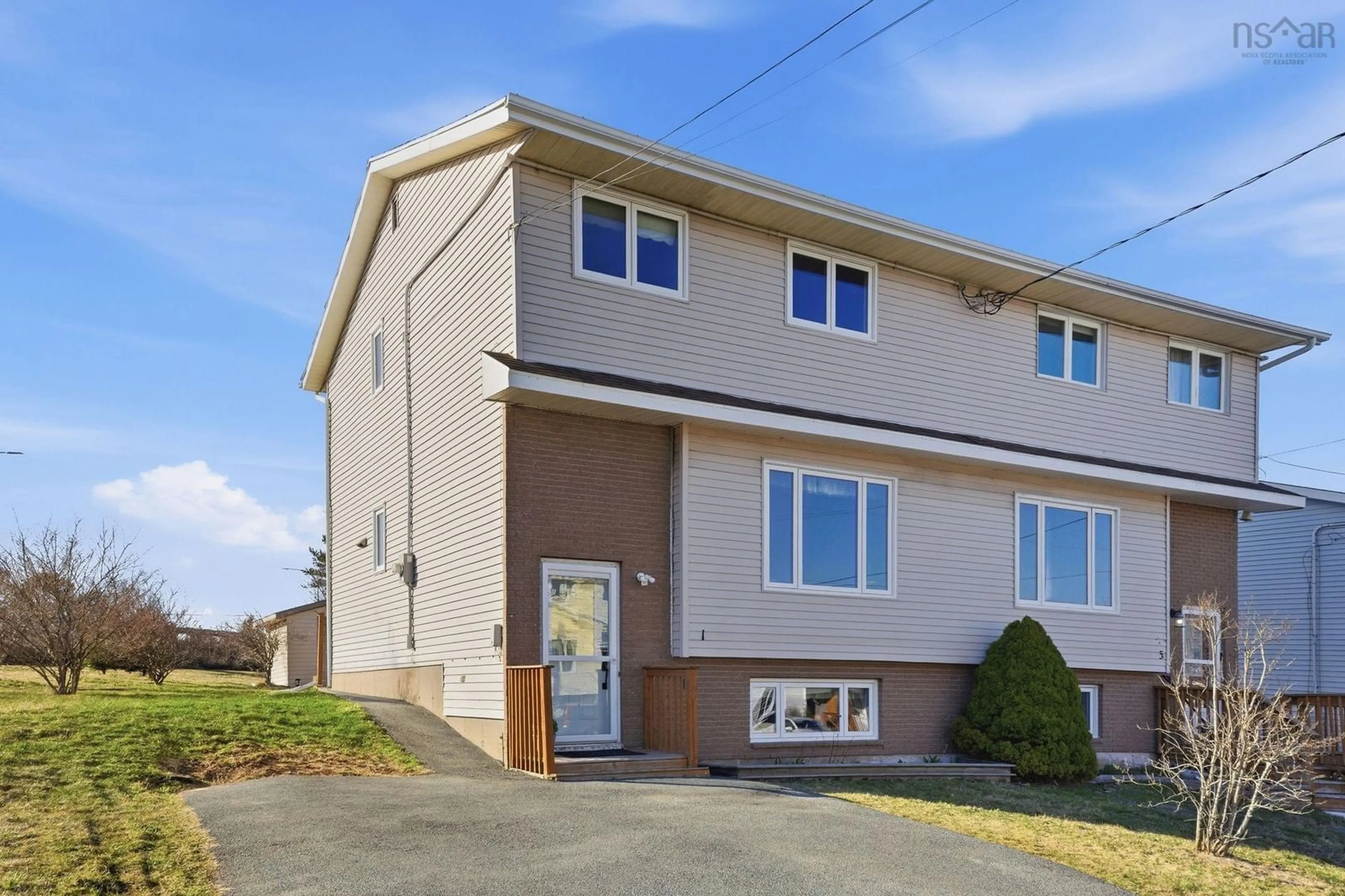 Home with vinyl exterior material, street for 1 Oakwood Crt, Dartmouth Nova Scotia B2W 5P8