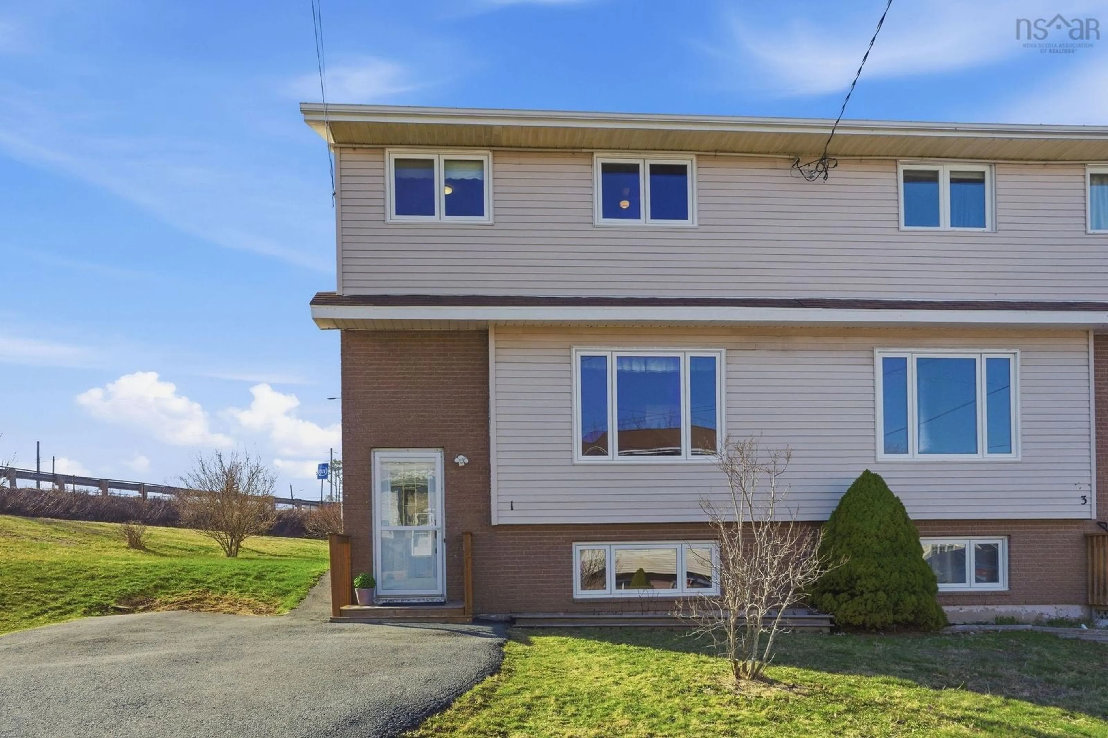 Home with vinyl exterior material, street for 1 Oakwood Crt, Dartmouth Nova Scotia B2W 5P8