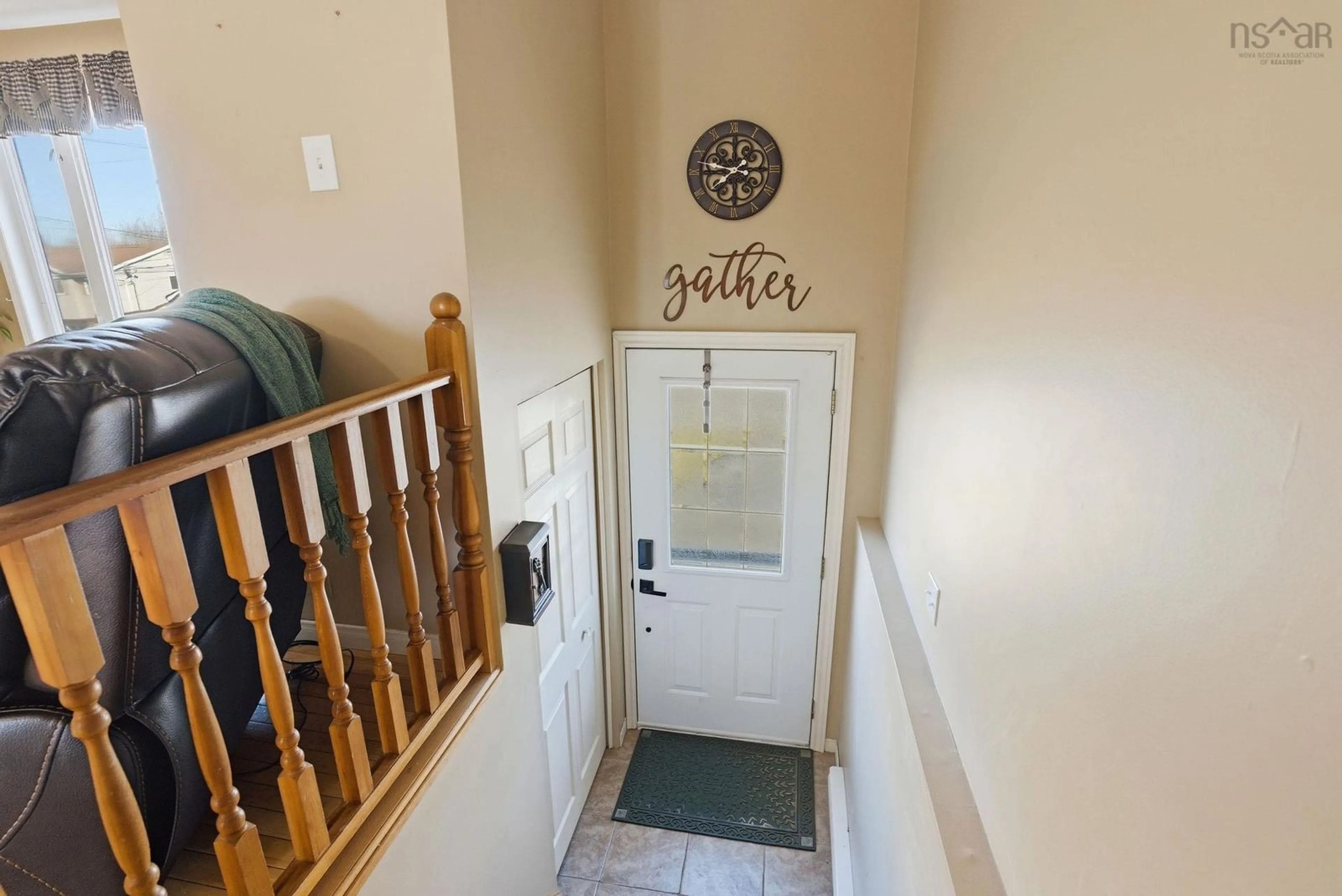 Indoor entryway for 1 Oakwood Crt, Dartmouth Nova Scotia B2W 5P8