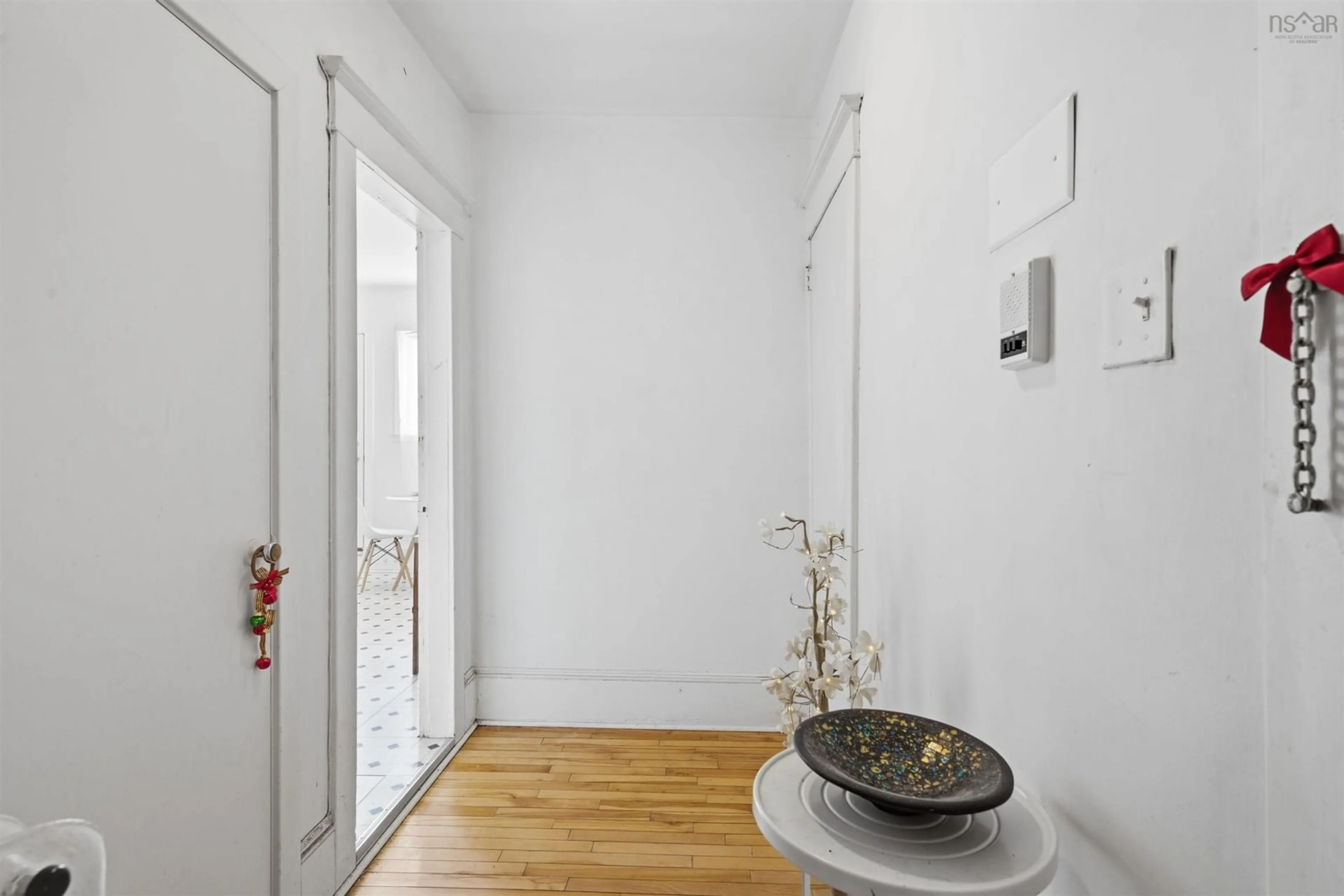 Indoor entryway for 1034 Barrington St #3, Halifax Peninsula Nova Scotia B3K 2W9