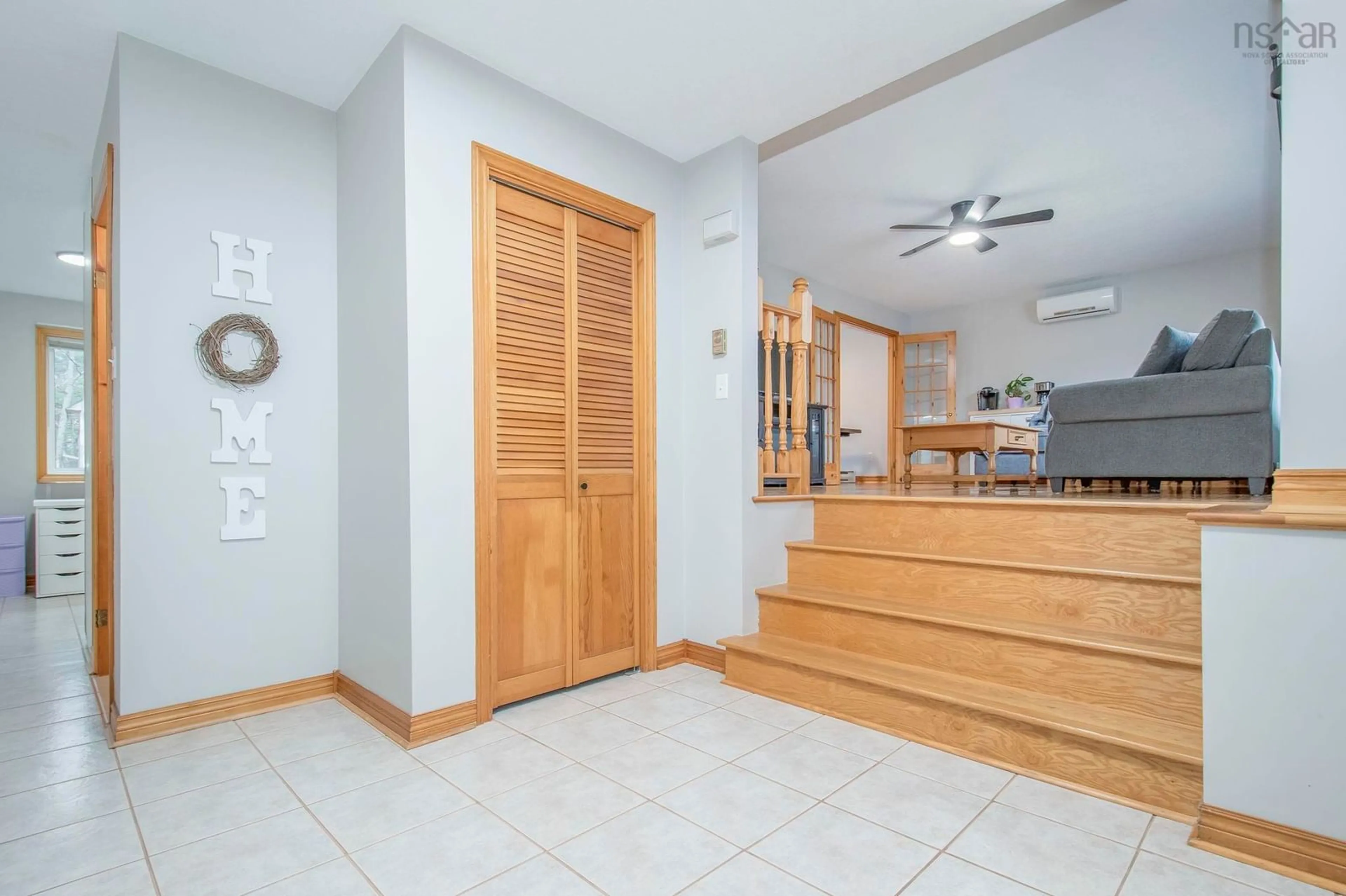 Indoor foyer for 882 Shawn Dr, Kingston Nova Scotia B0P 1R0