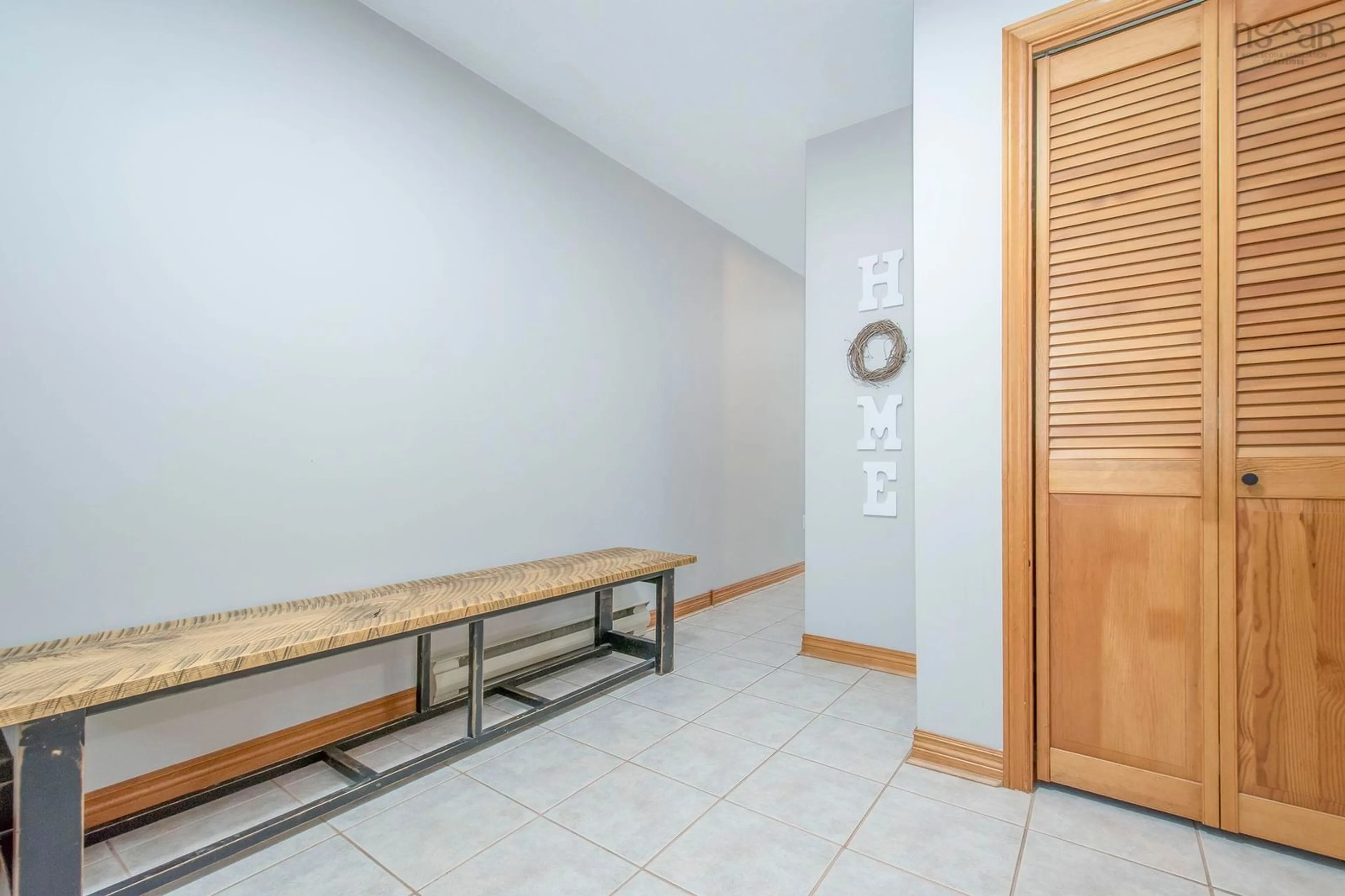 Indoor foyer for 882 Shawn Dr, Kingston Nova Scotia B0P 1R0