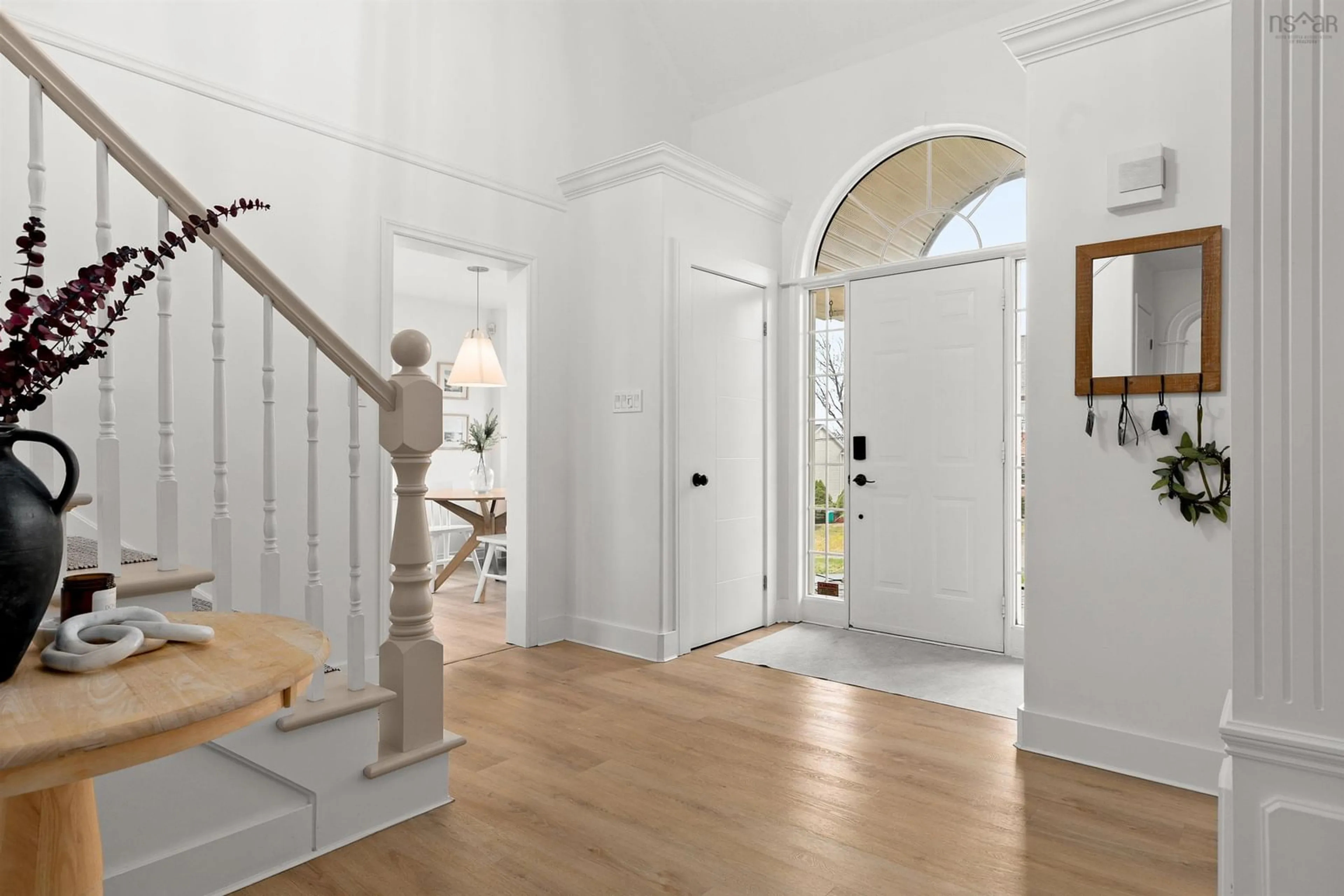 Indoor entryway for 149 Cresthaven Dr, Halifax Nova Scotia B3M 2E4