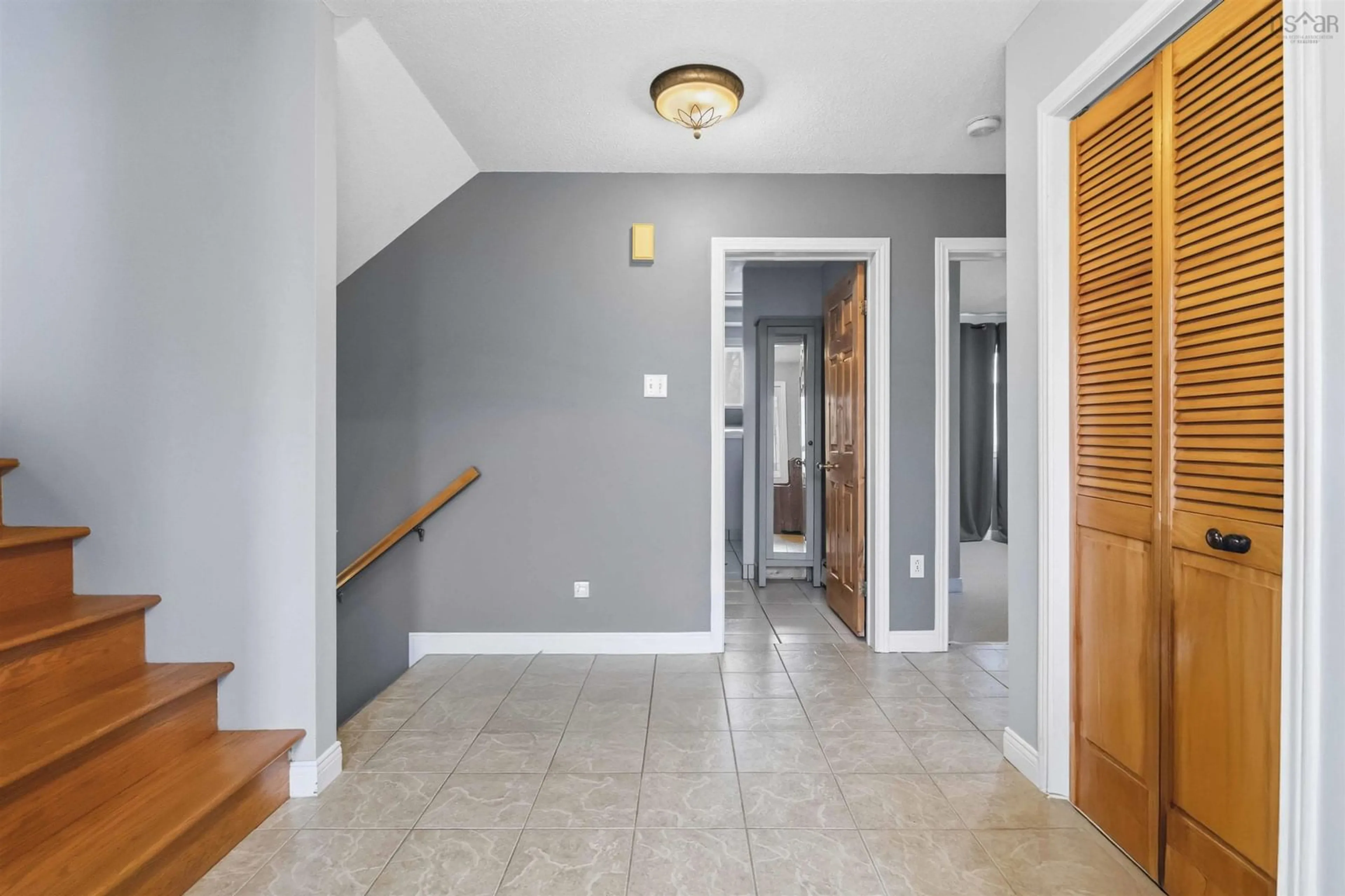 Indoor entryway for 52 Stoneridge Crt, Bridgewater Nova Scotia B4V 3T9