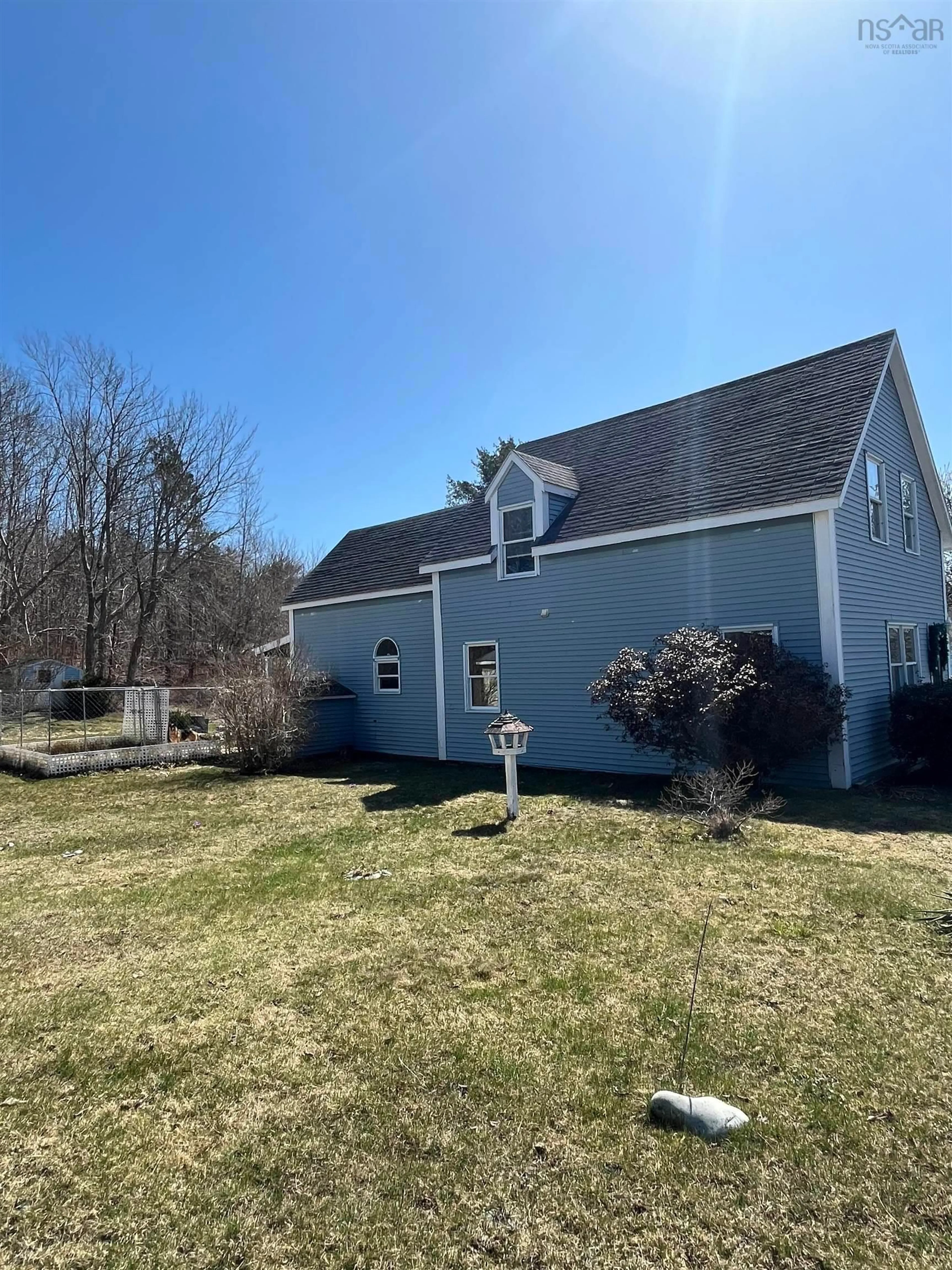 A pic from outside/outdoor area/front of a property/back of a property/a pic from drone, unknown for 217 Waterloo St, Liverpool Nova Scotia B0T 1K0