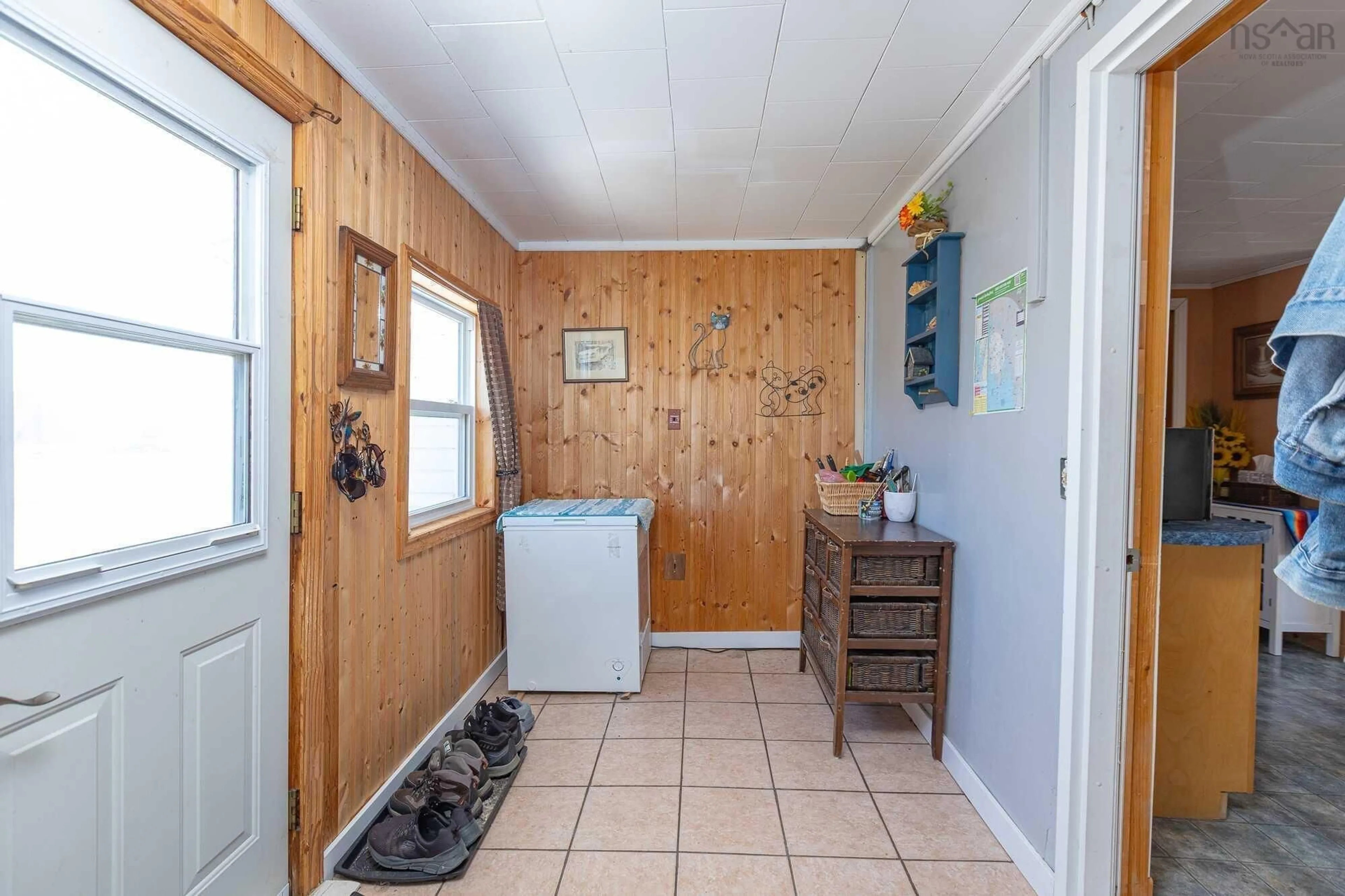 Indoor entryway for 2164 Ns-340, Deerfield Nova Scotia B5A 5N9