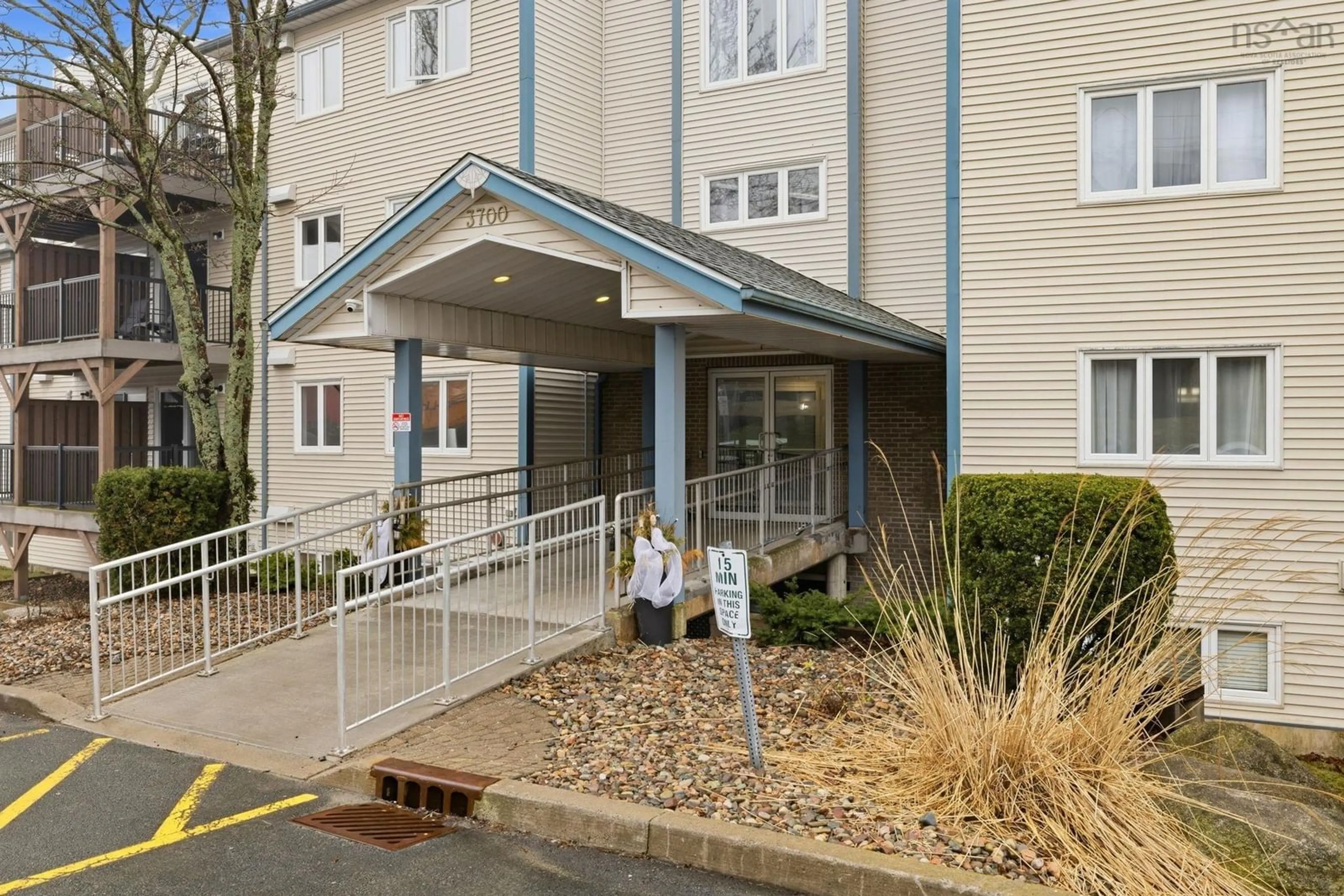 Indoor foyer for 3700 John Parr Dr #512, Halifax Nova Scotia B3K 5V4