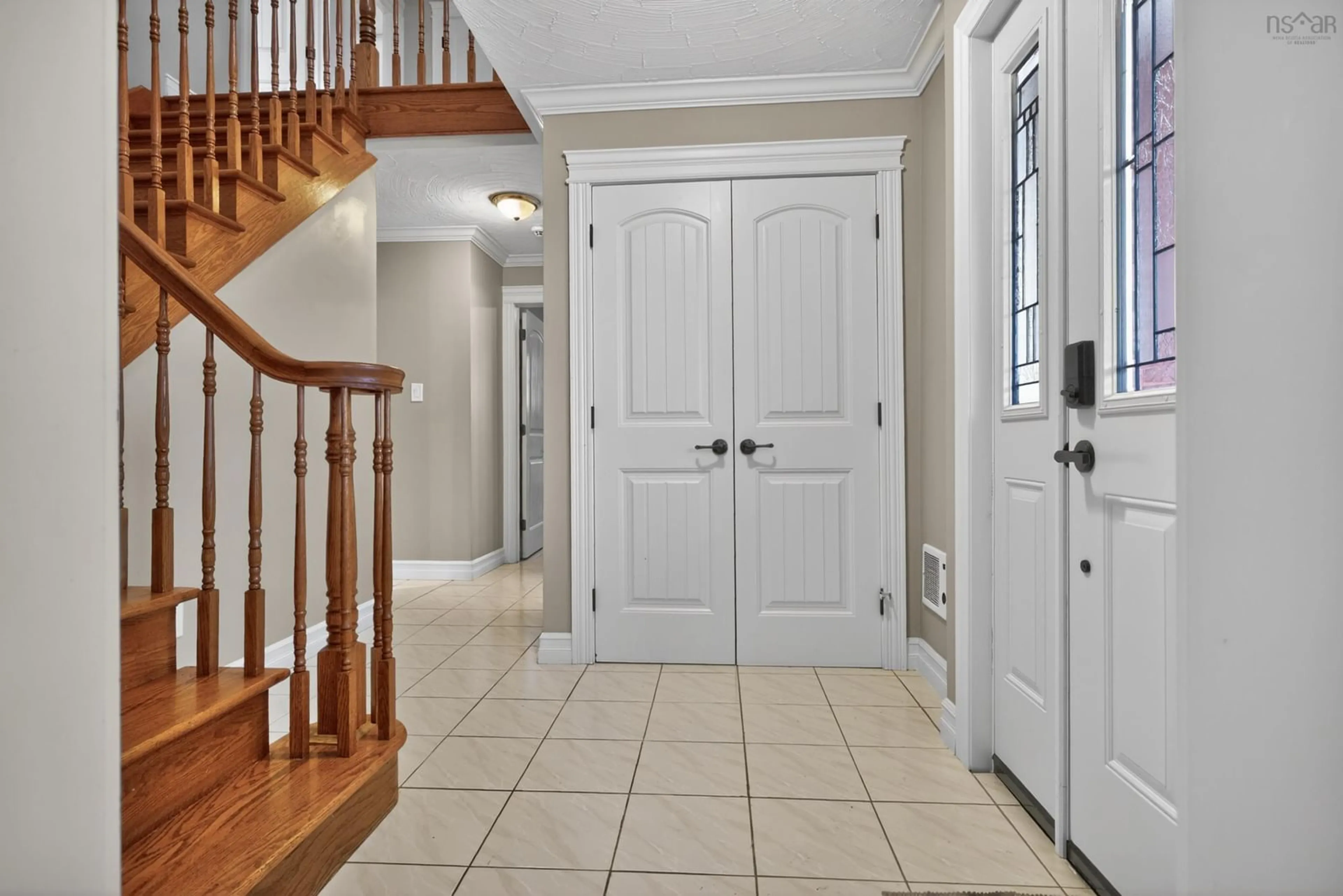Indoor entryway for 144 Pinewood Cres, Dartmouth Nova Scotia B2V 2P9