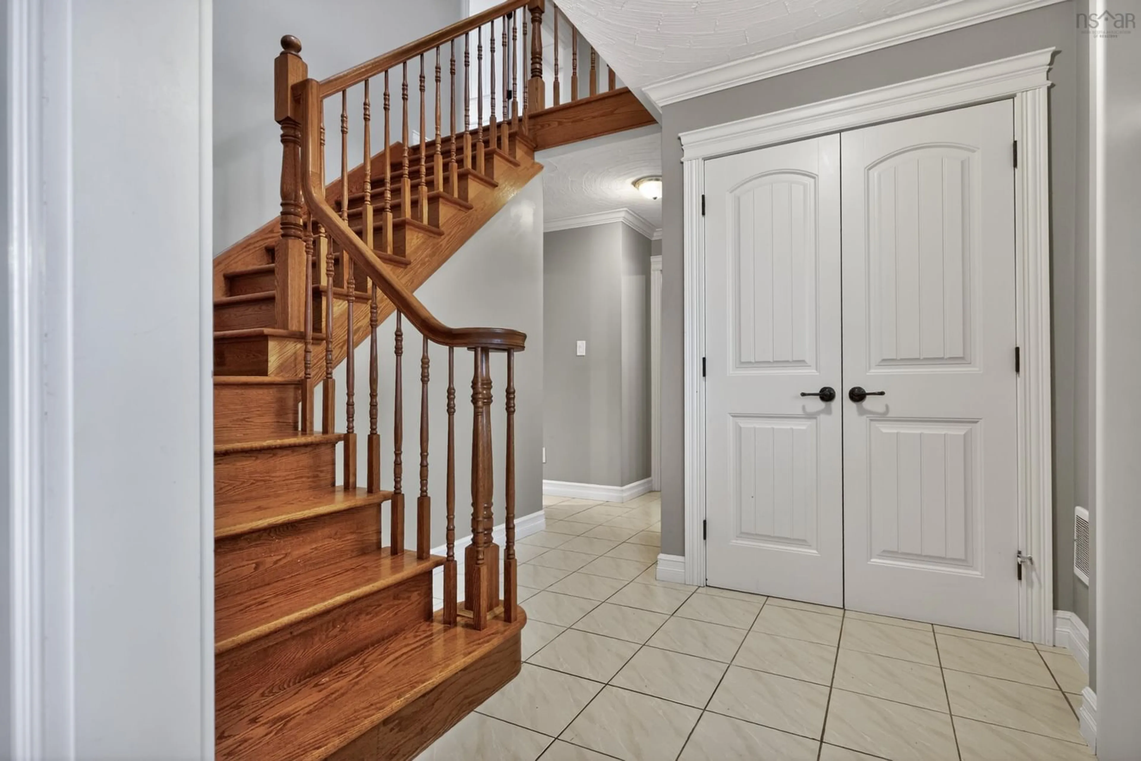 Indoor entryway for 144 Pinewood Cres, Dartmouth Nova Scotia B2V 2P9