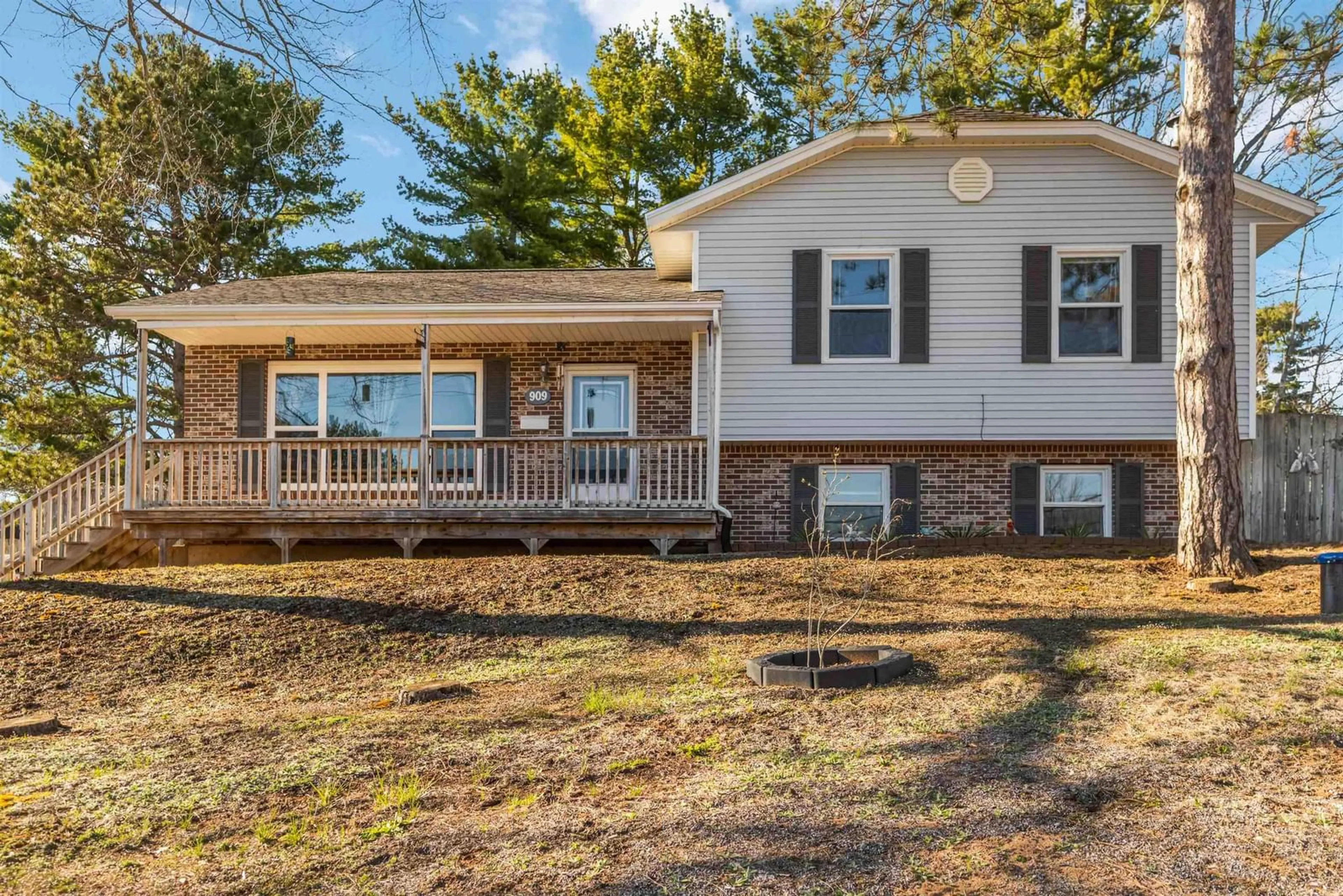 Home with vinyl exterior material, unknown for 909 Shawn Dr, Kingston Nova Scotia B0P 1R0