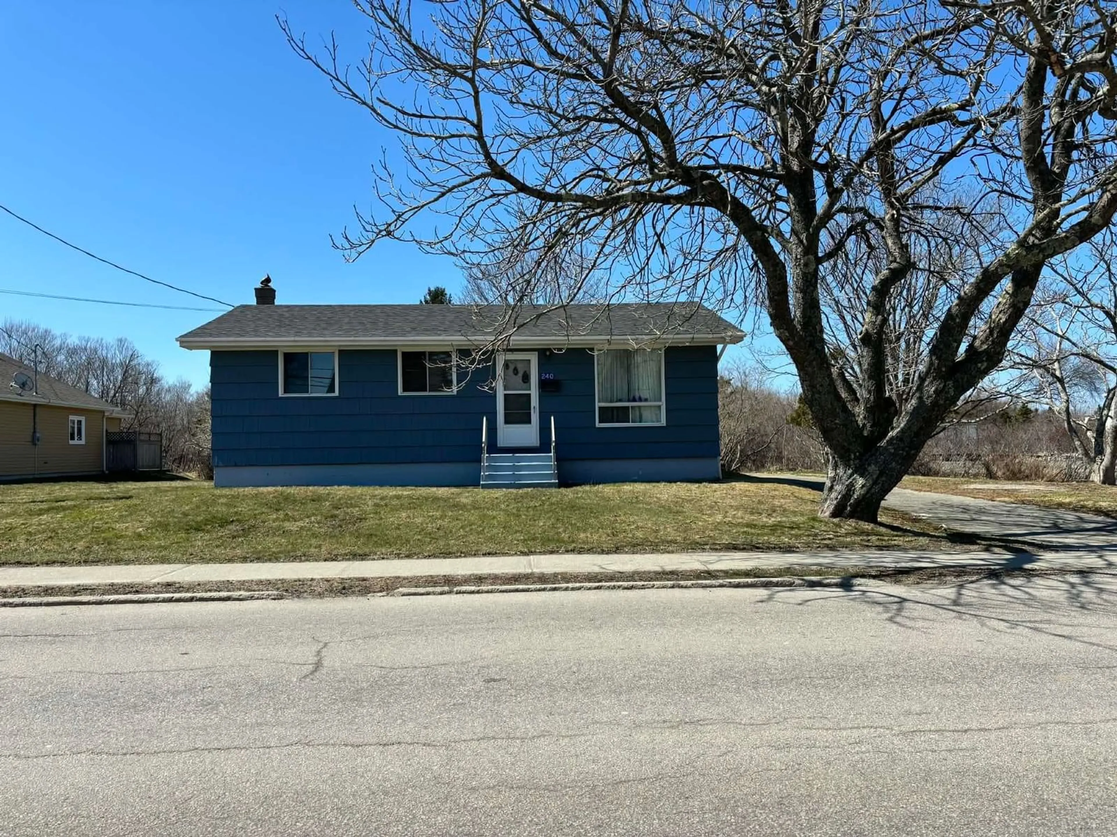 Home with vinyl exterior material, street for 240 Pleasant St, Yarmouth Nova Scotia B5A 2K4