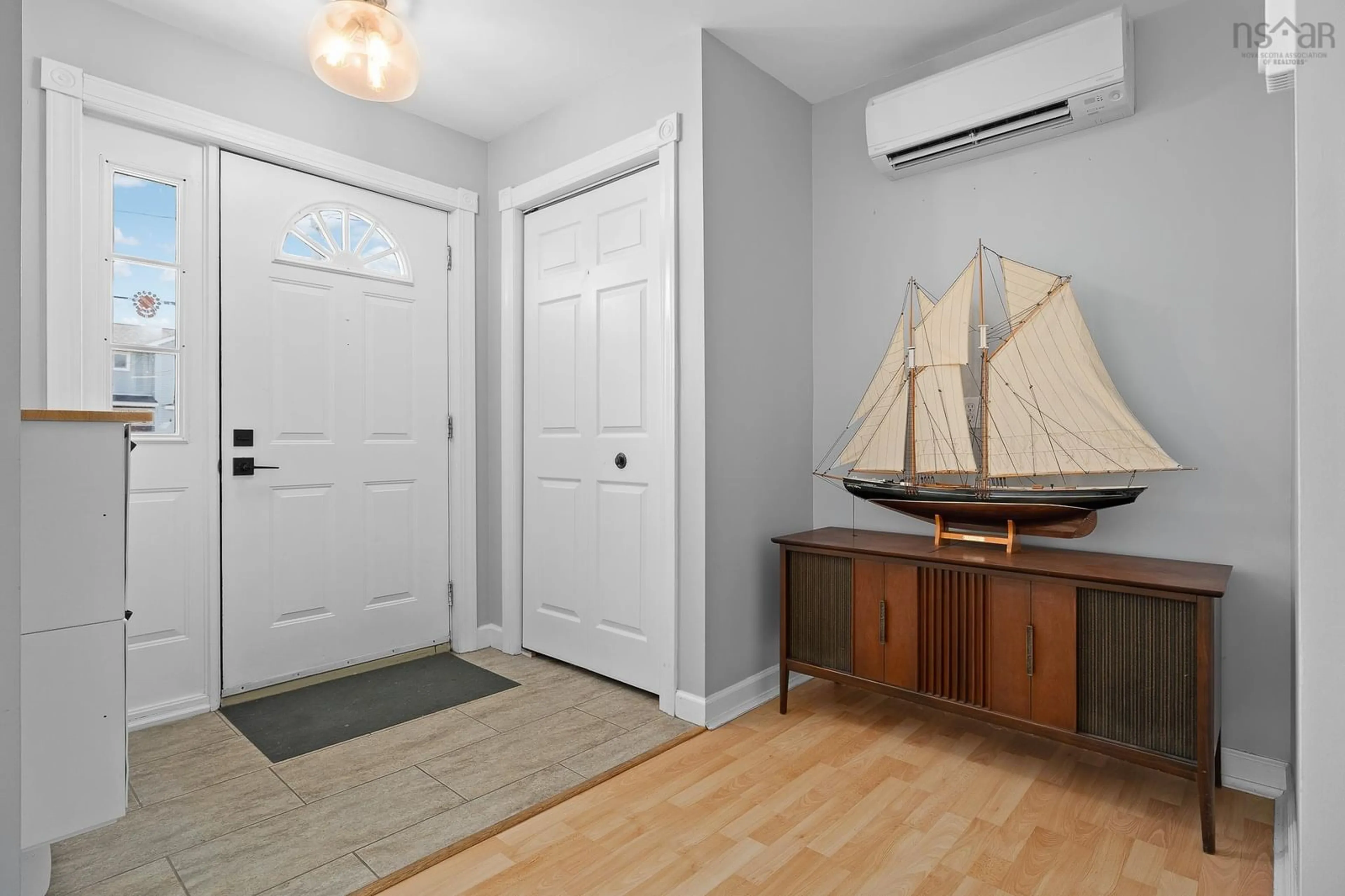 Indoor entryway for 195 Greenwood Ave, Timberlea Nova Scotia B3T 1H9