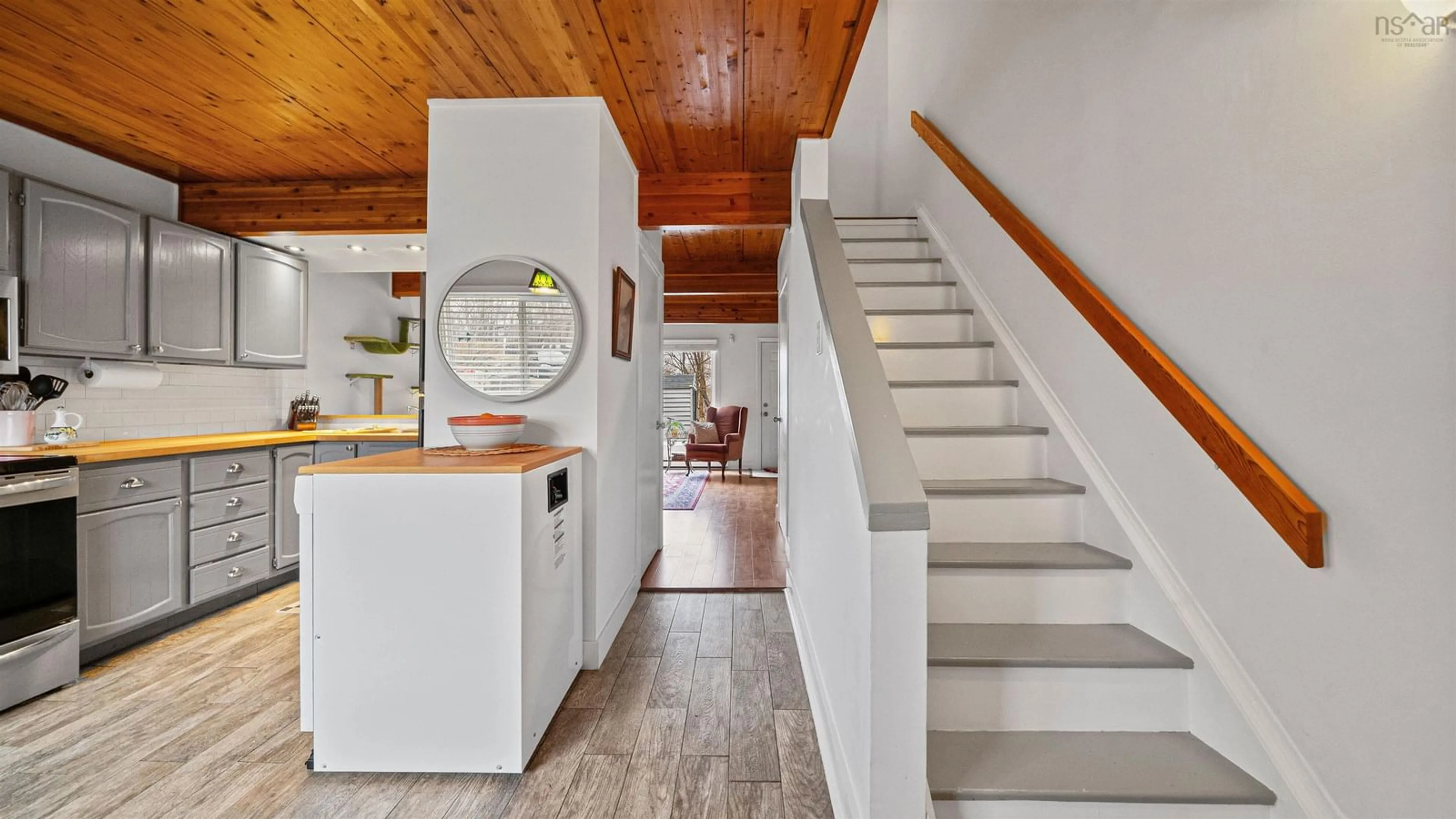 Indoor entryway for 107 Cavendish Rd, Halifax Nova Scotia B3P 2J6