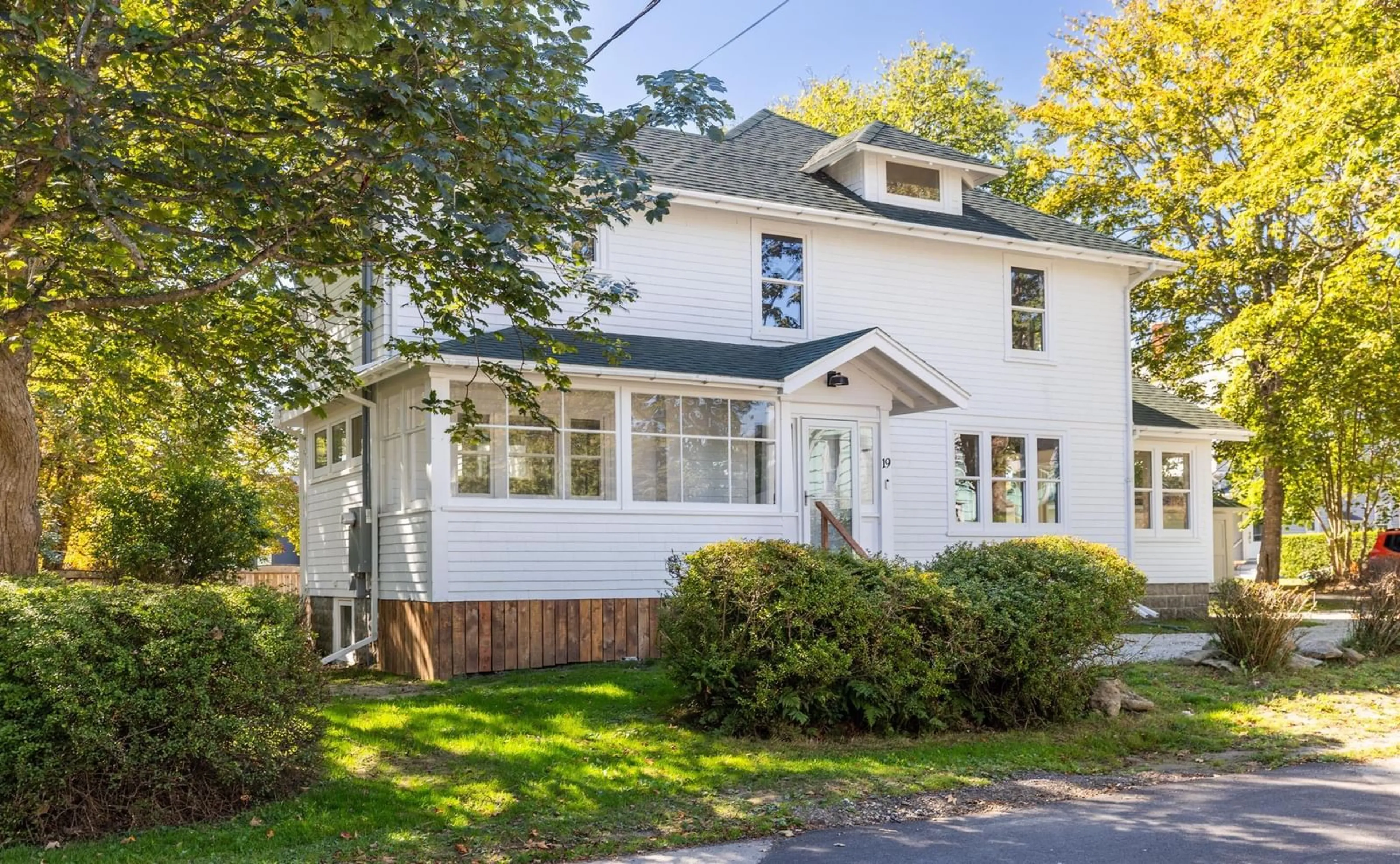 Home with vinyl exterior material, street for 19 Cumberland St, Yarmouth Nova Scotia B5A 5K4