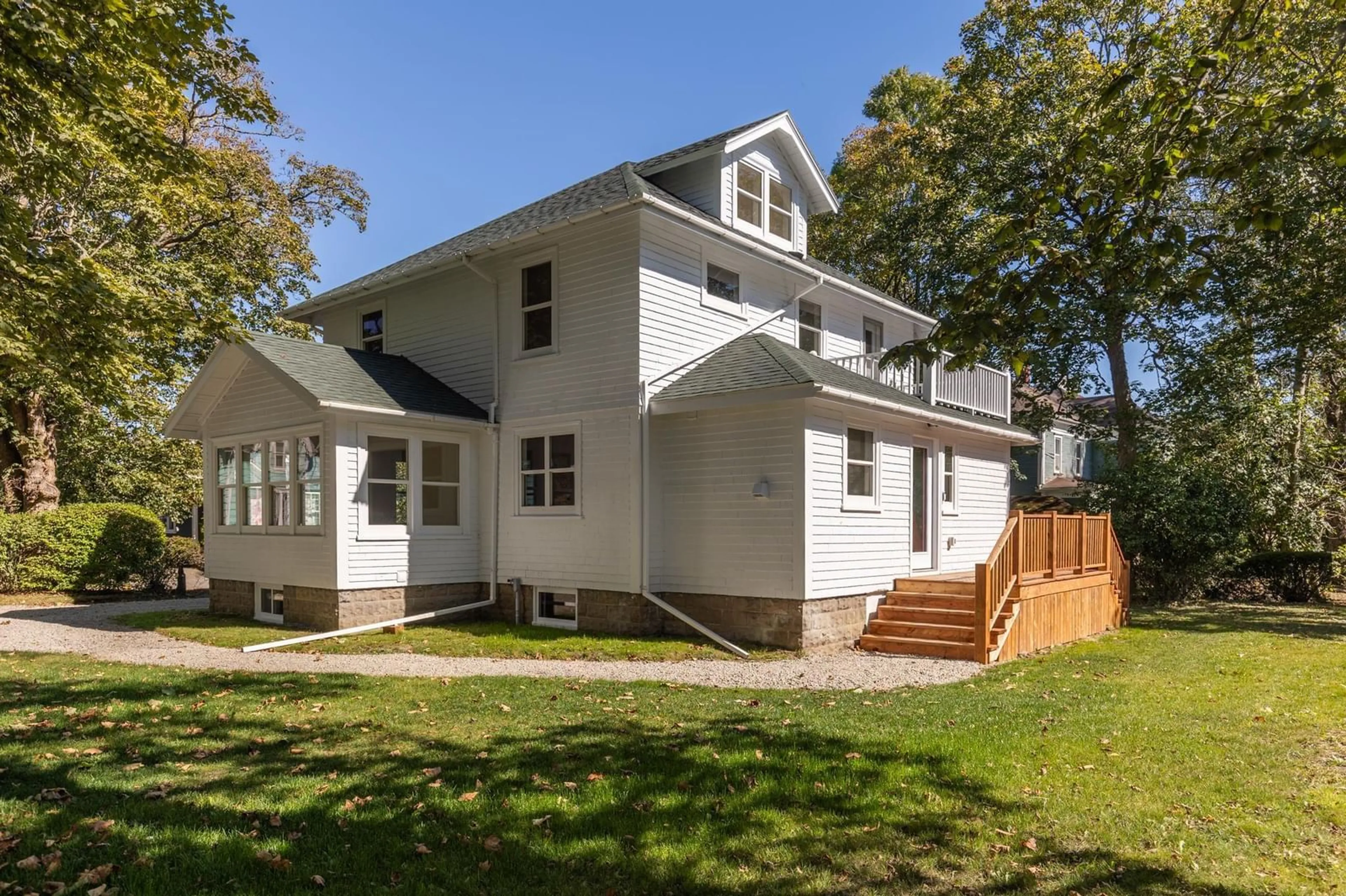 Home with vinyl exterior material, street for 19 Cumberland St, Yarmouth Nova Scotia B5A 5K4