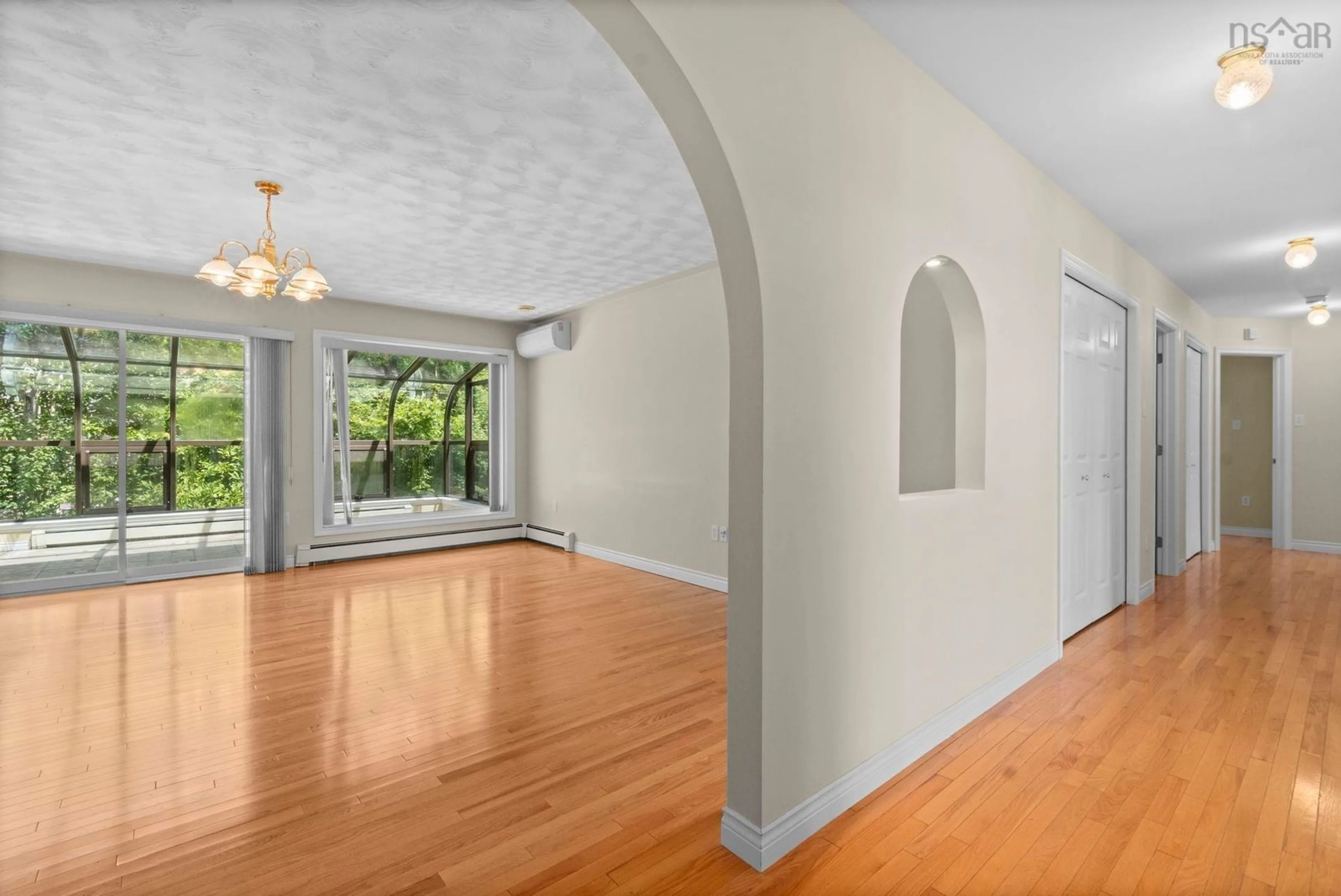 Indoor foyer for 152 Roxbury Cres, Halifax Nova Scotia B3M 4T1