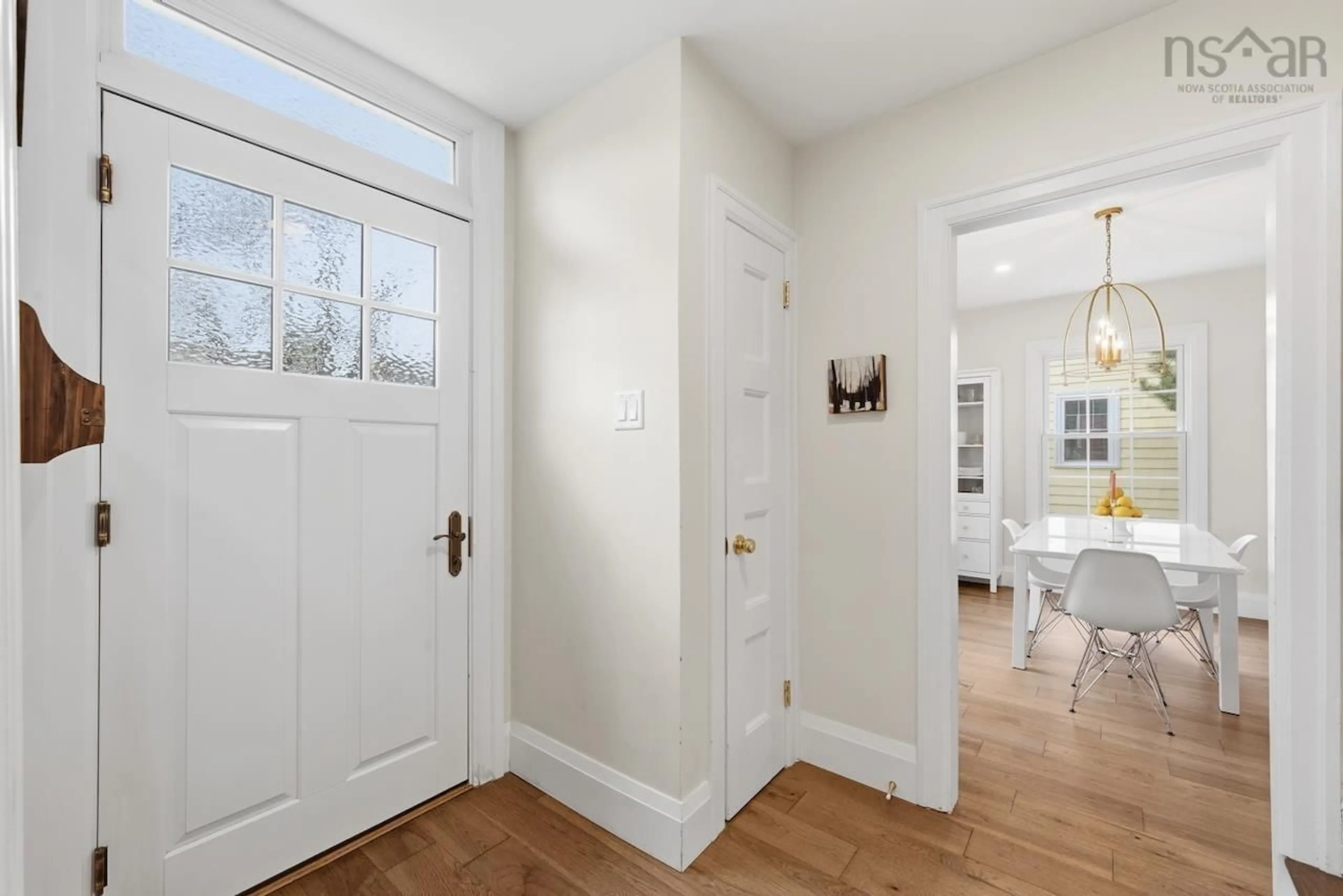 Indoor entryway for 939 Bellevue Ave, Halifax Nova Scotia B3H 3L8