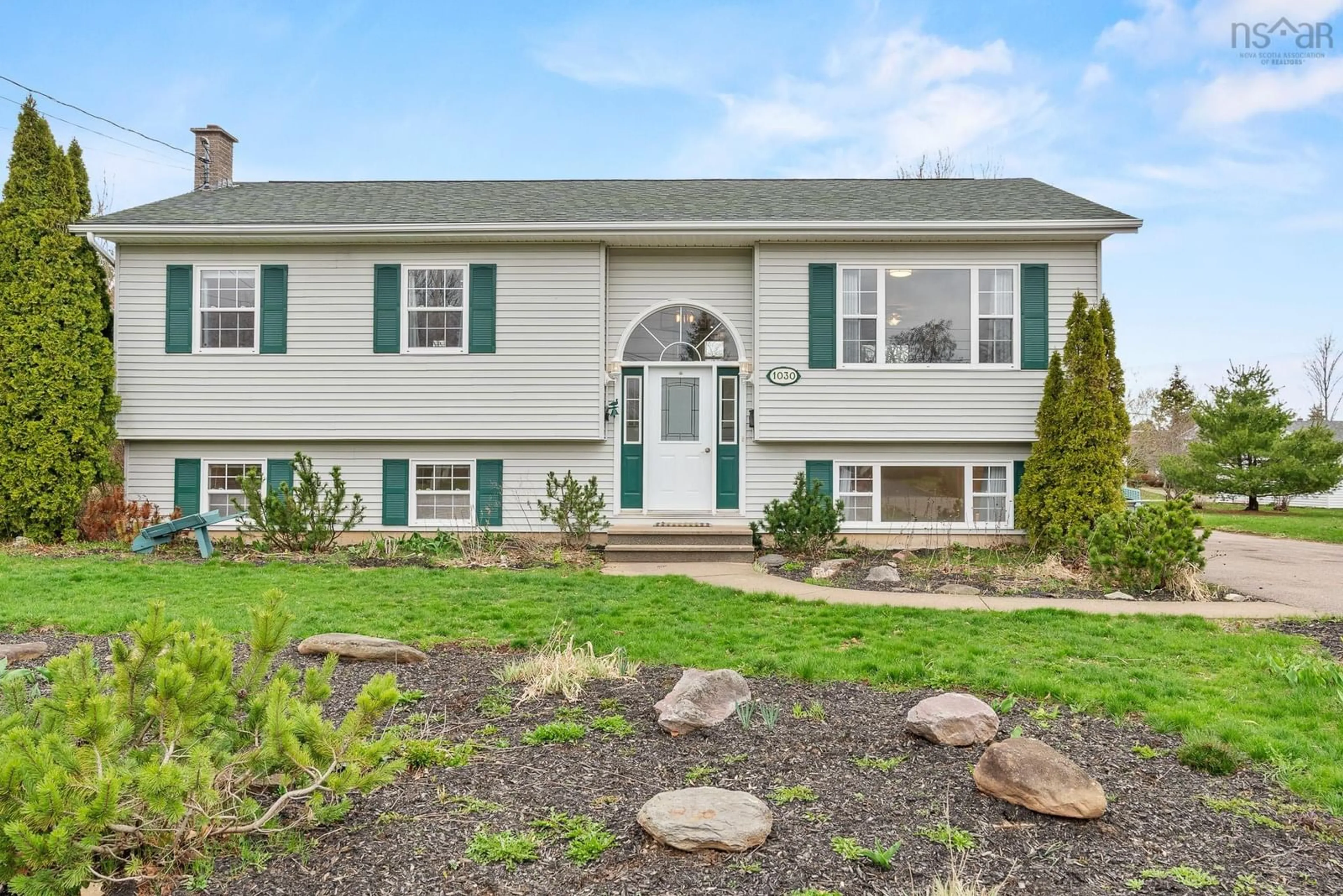 Home with vinyl exterior material, unknown for 1030 Club Cres, New Minas Nova Scotia B4N 4Z5