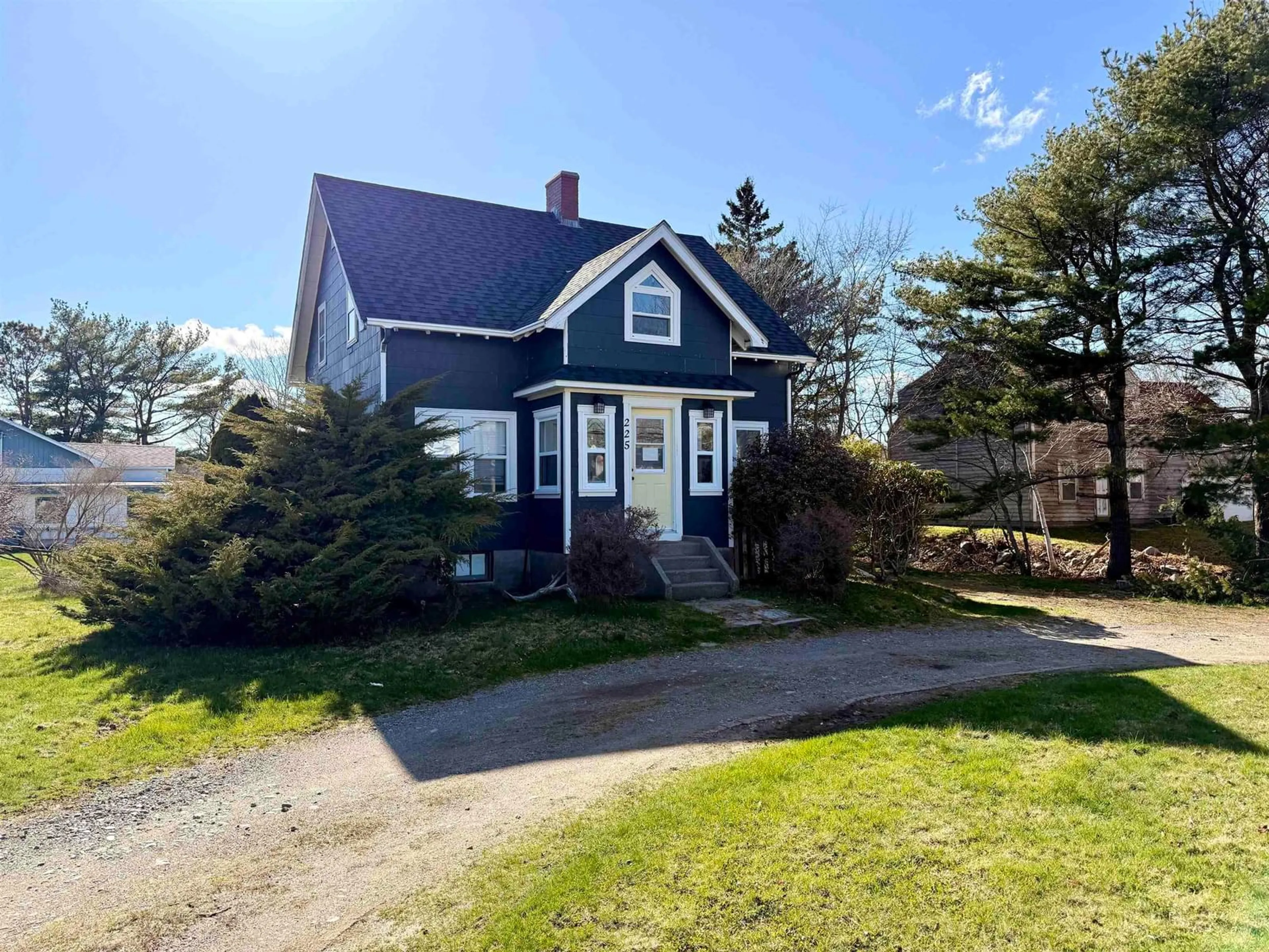 A pic from outside/outdoor area/front of a property/back of a property/a pic from drone, street for 225 Water Street, Shelburne Nova Scotia B0T 1W0