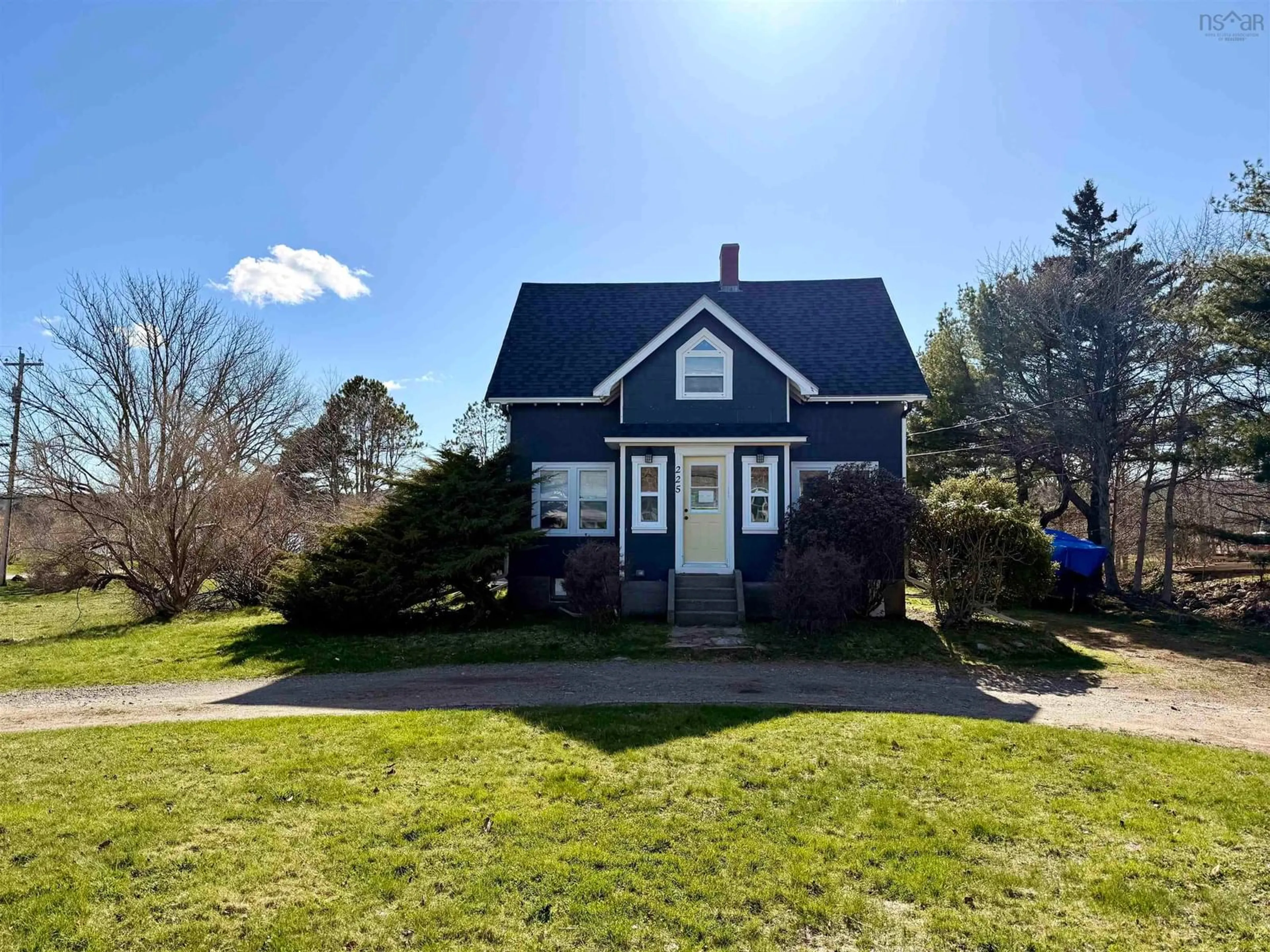 A pic from outside/outdoor area/front of a property/back of a property/a pic from drone, street for 225 Water Street, Shelburne Nova Scotia B0T 1W0