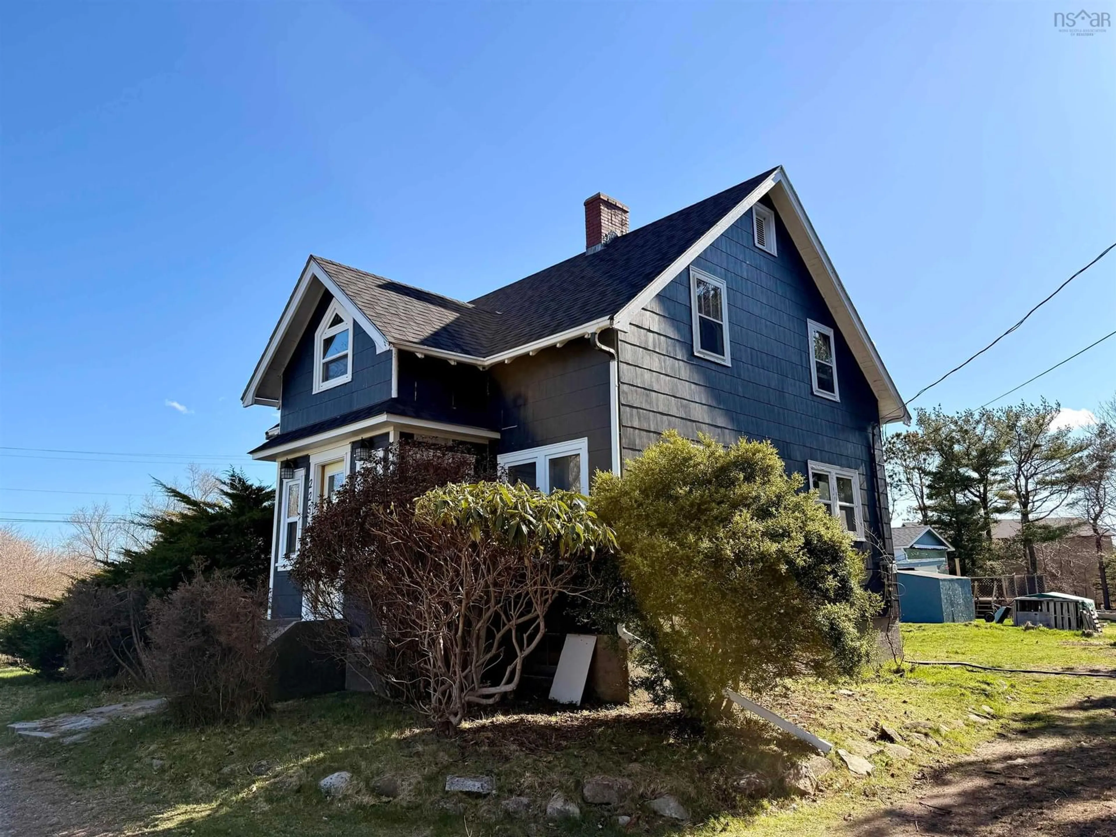 A pic from outside/outdoor area/front of a property/back of a property/a pic from drone, street for 225 Water Street, Shelburne Nova Scotia B0T 1W0