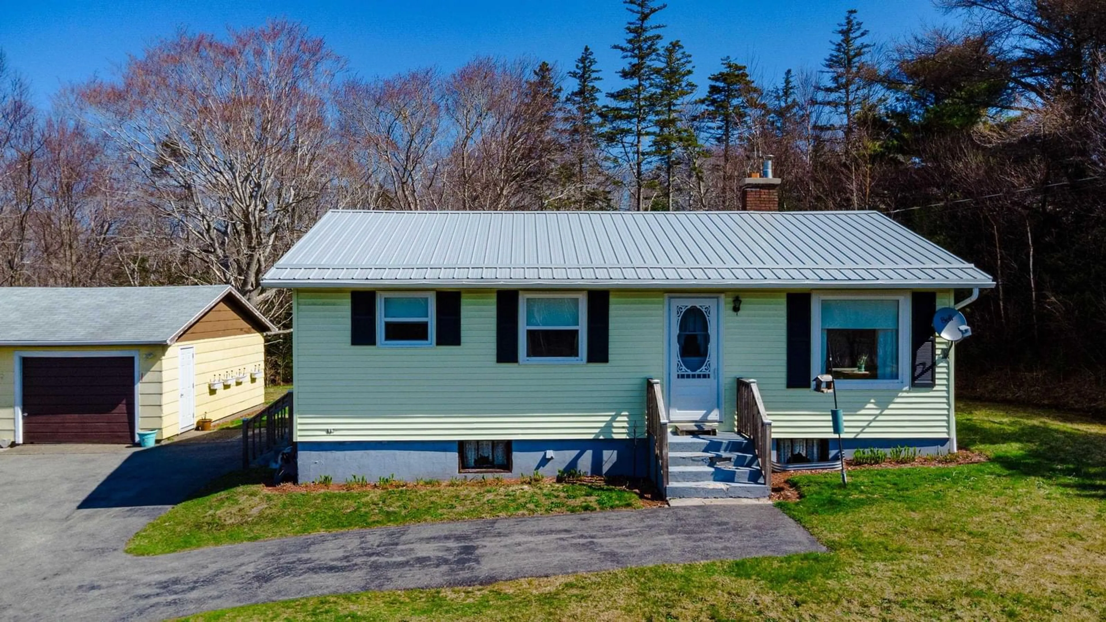Home with vinyl exterior material, street for 1185 Richmond Rd, Ireton Nova Scotia B5A 5L5