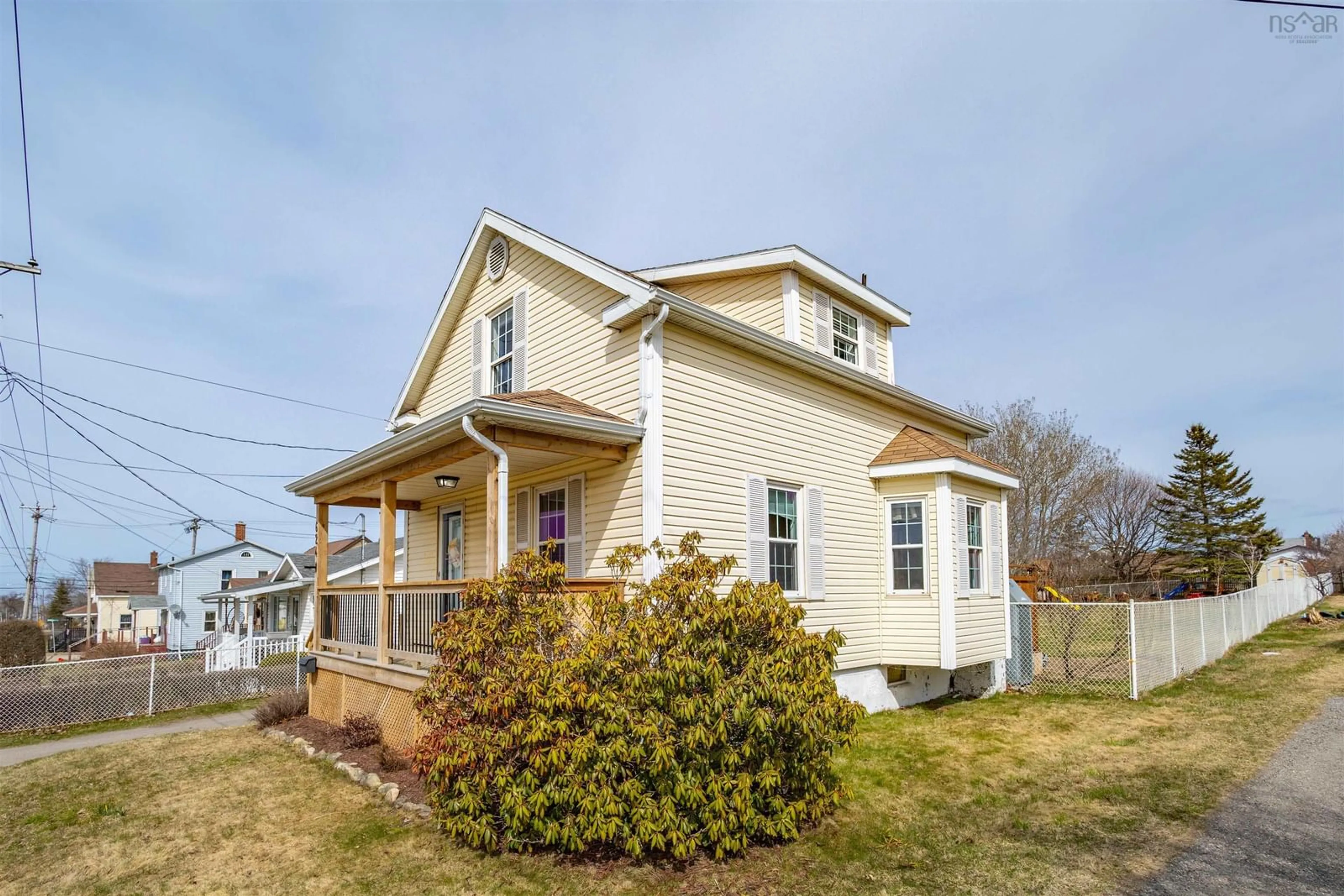 Home with vinyl exterior material, street for 624 King St, New Waterford Nova Scotia B1H 3Z3