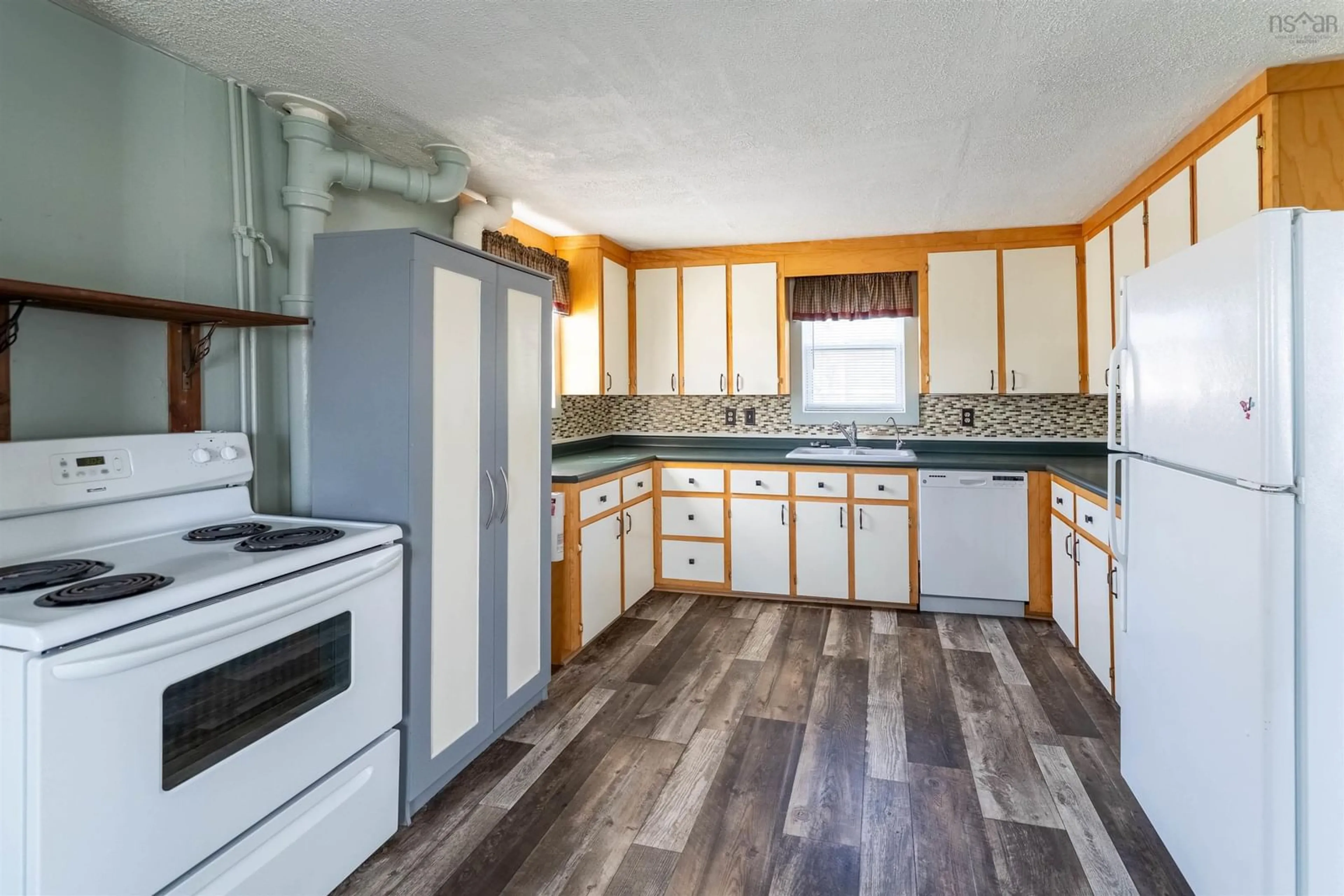 Standard kitchen, wood/laminate floor for 83 Victoria St, Digby Nova Scotia B0V 1A0